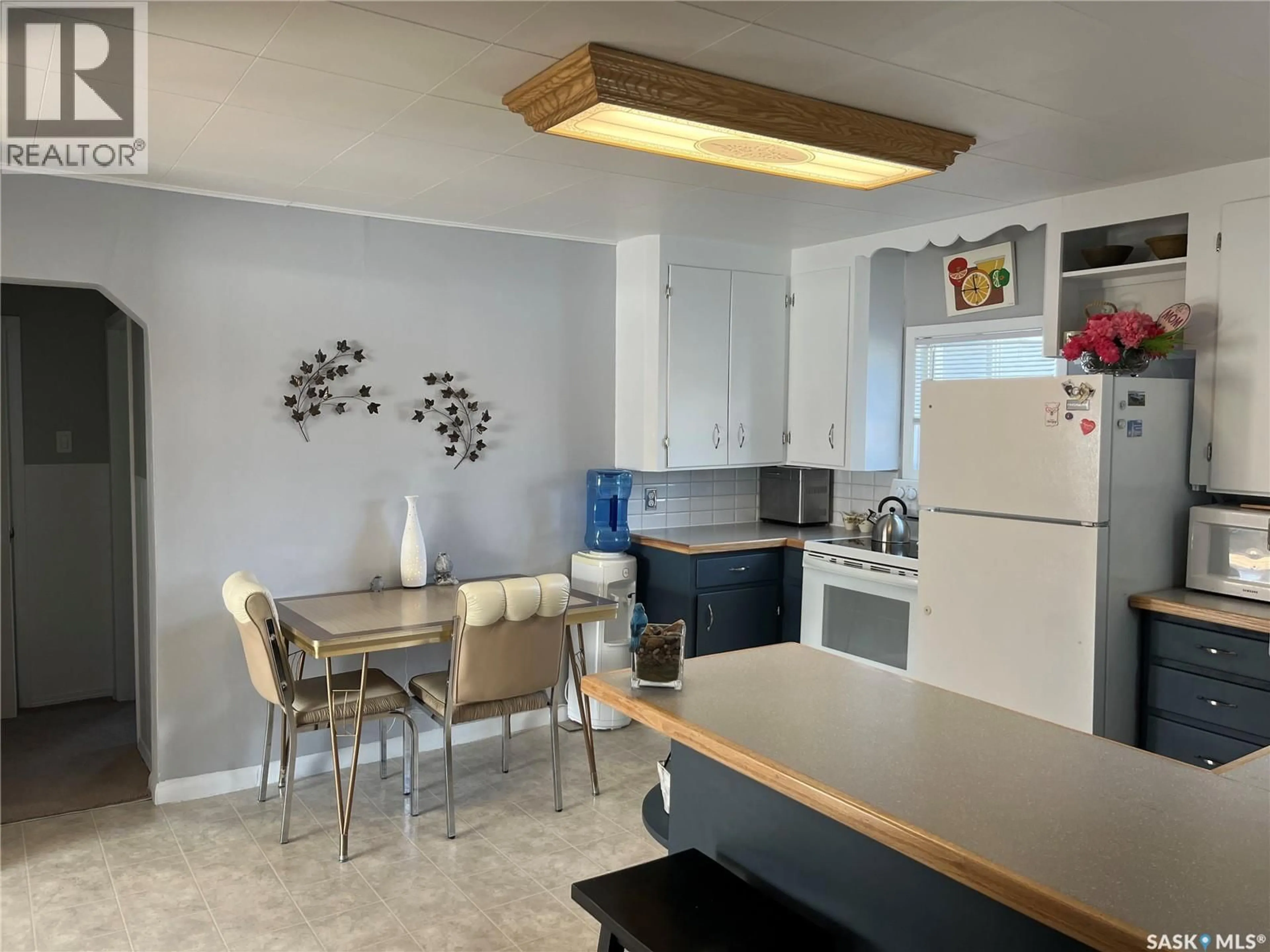 Open concept kitchen, unknown for 217 7TH AVENUE, Assiniboia Saskatchewan S0H0B0