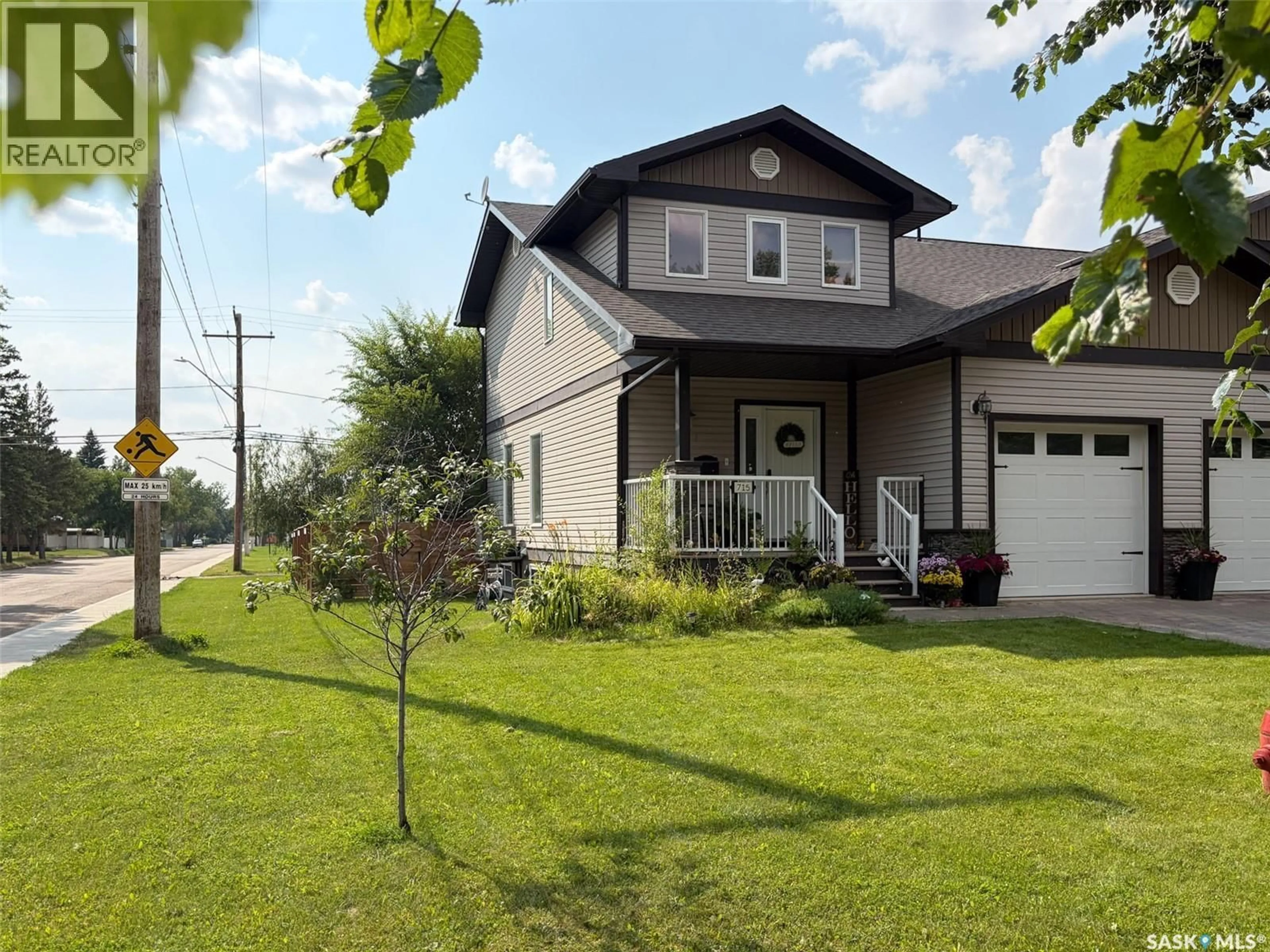 Home with vinyl exterior material, street for 715 CENTRE STREET, Shaunavon Saskatchewan S0N2M0