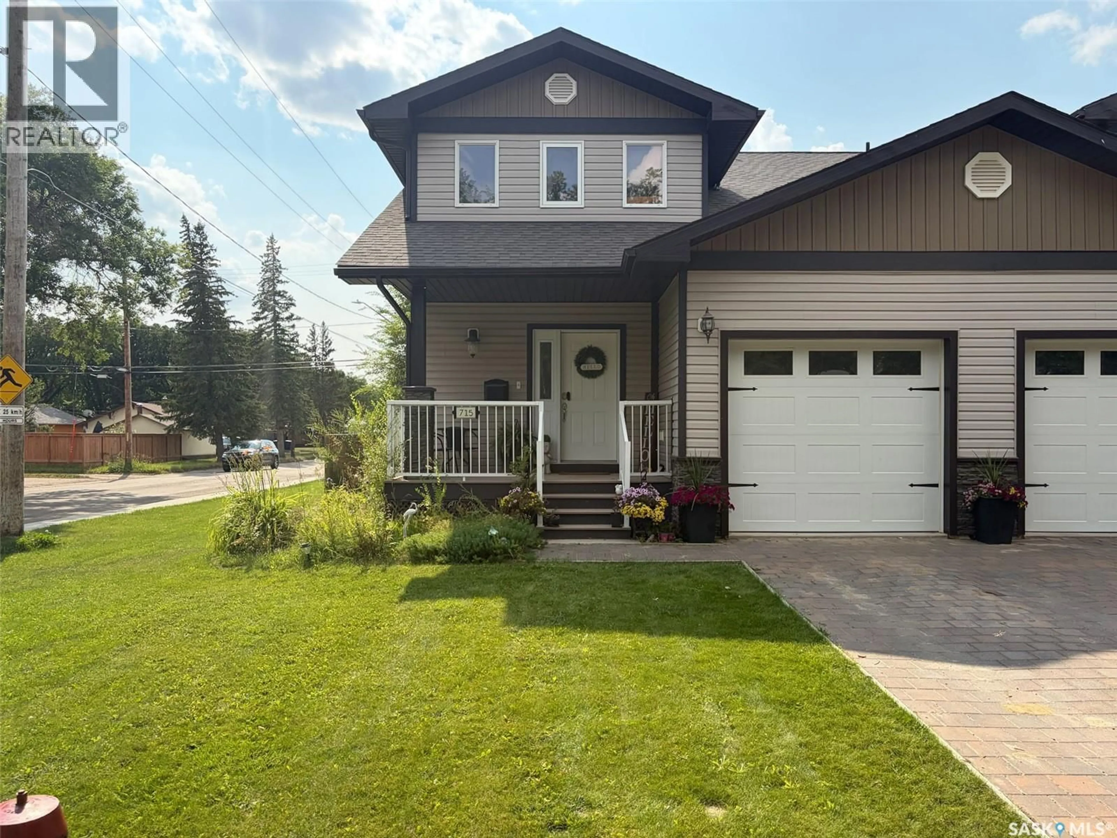 Home with vinyl exterior material, street for 715 CENTRE STREET, Shaunavon Saskatchewan S0N2M0