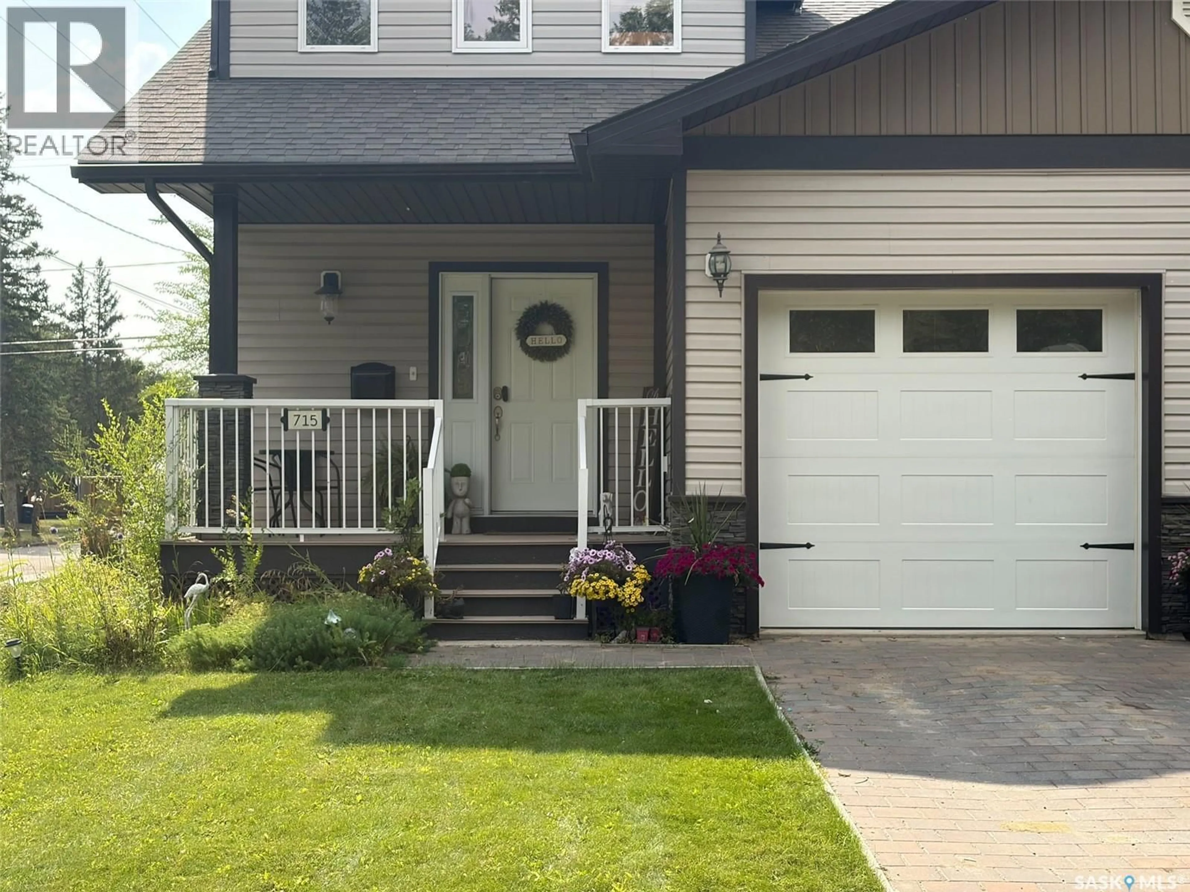 Home with vinyl exterior material, street for 715 CENTRE STREET, Shaunavon Saskatchewan S0N2M0