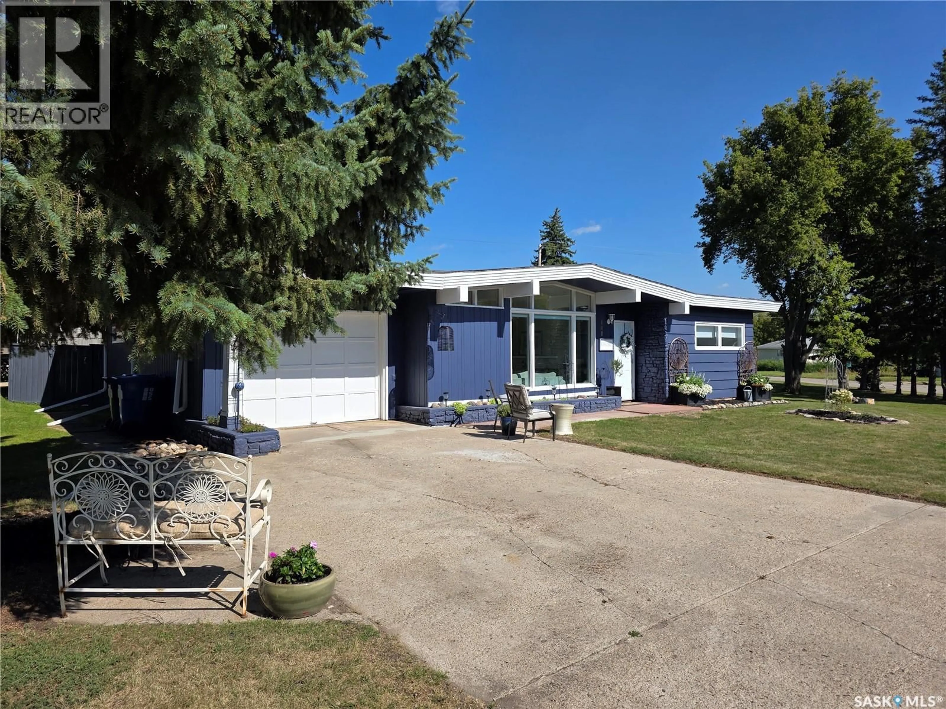 A pic from outside/outdoor area/front of a property/back of a property/a pic from drone, street for 808 PRINCE EDWARD STREET, Melville Saskatchewan S0A2P0