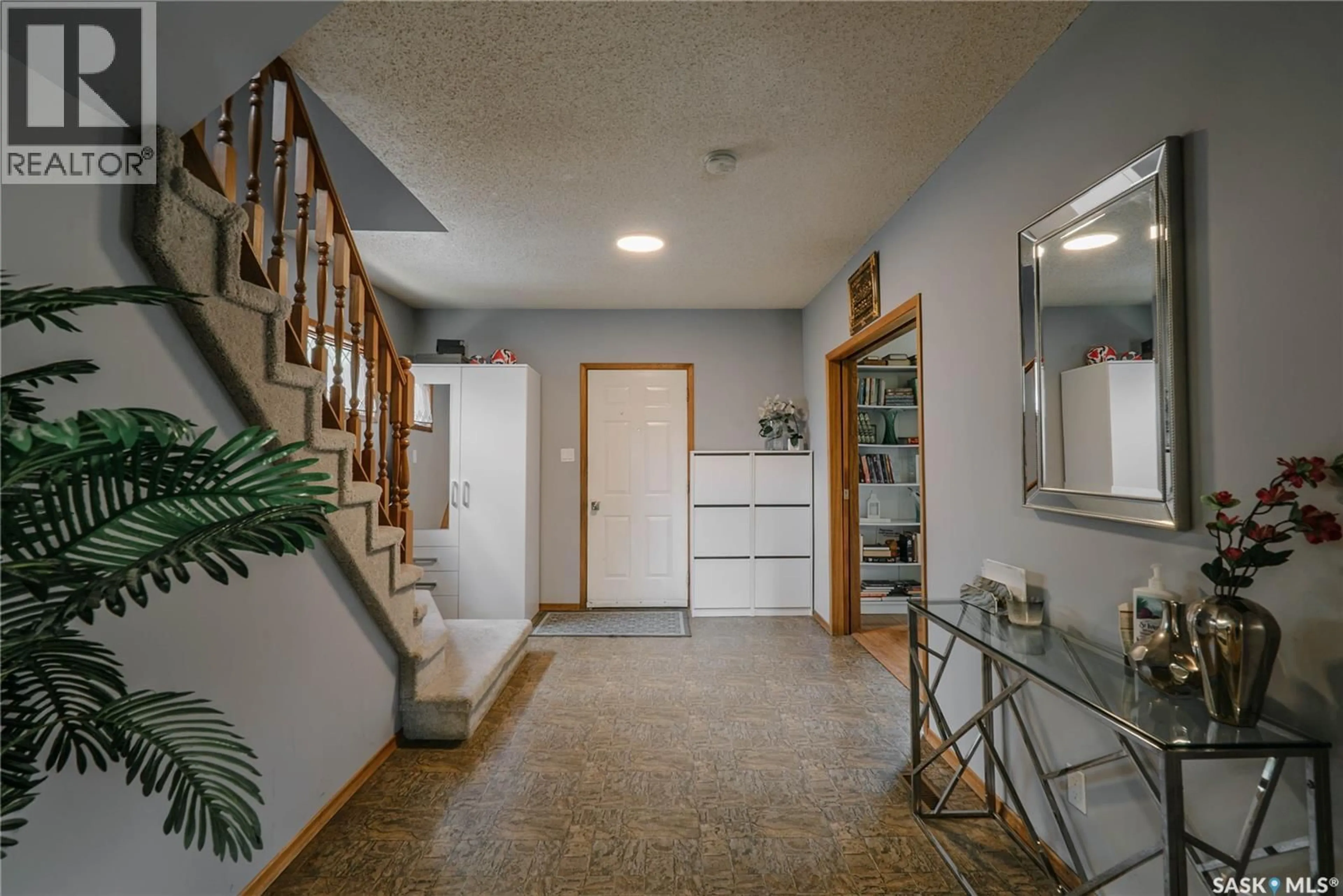 Indoor foyer for 101 106TH STREET, Saskatoon Saskatchewan S7N1N4