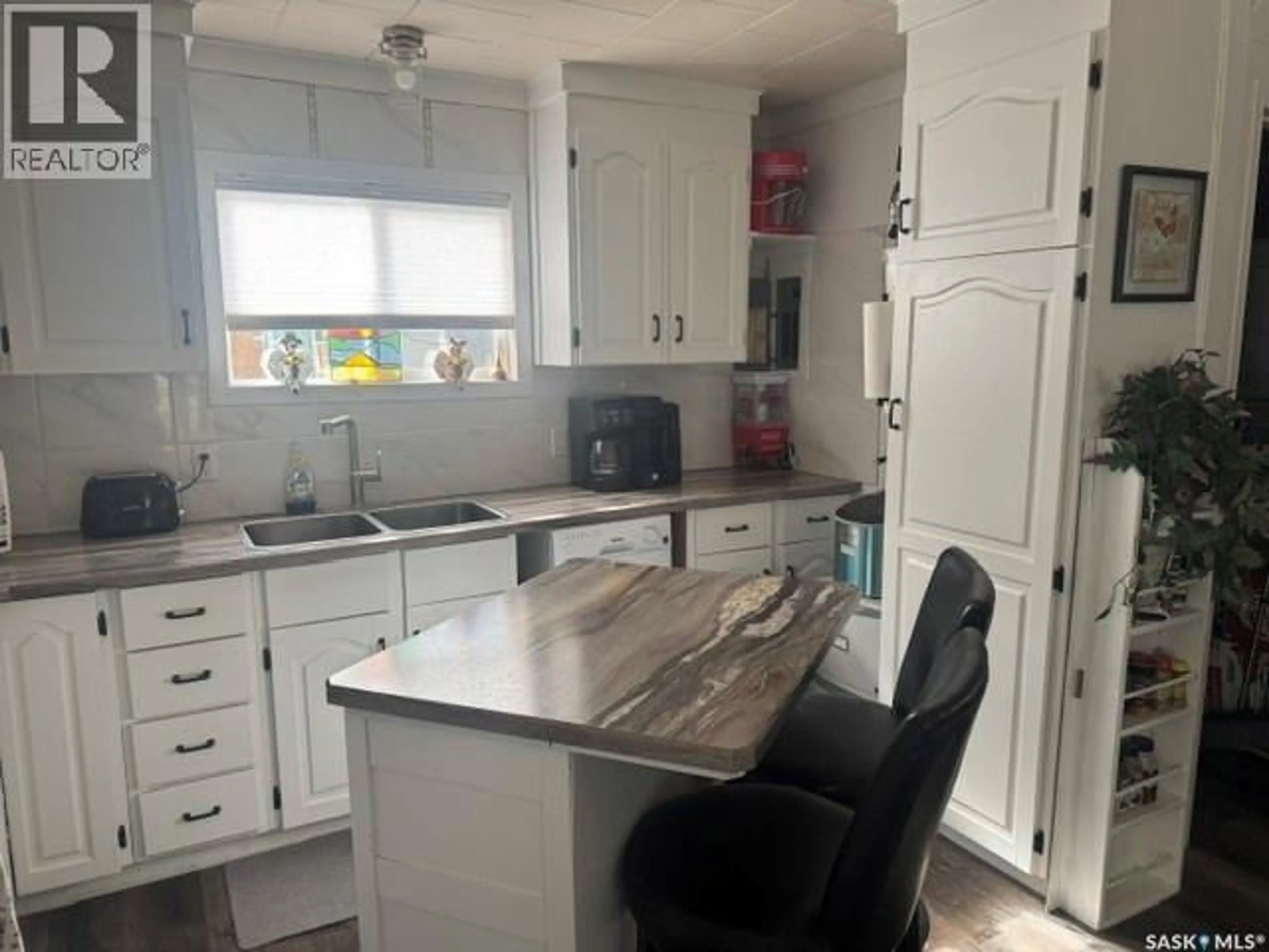 Open concept kitchen, unknown for 332 MARINER AVENUE, Aquadeo Saskatchewan S0M0L0