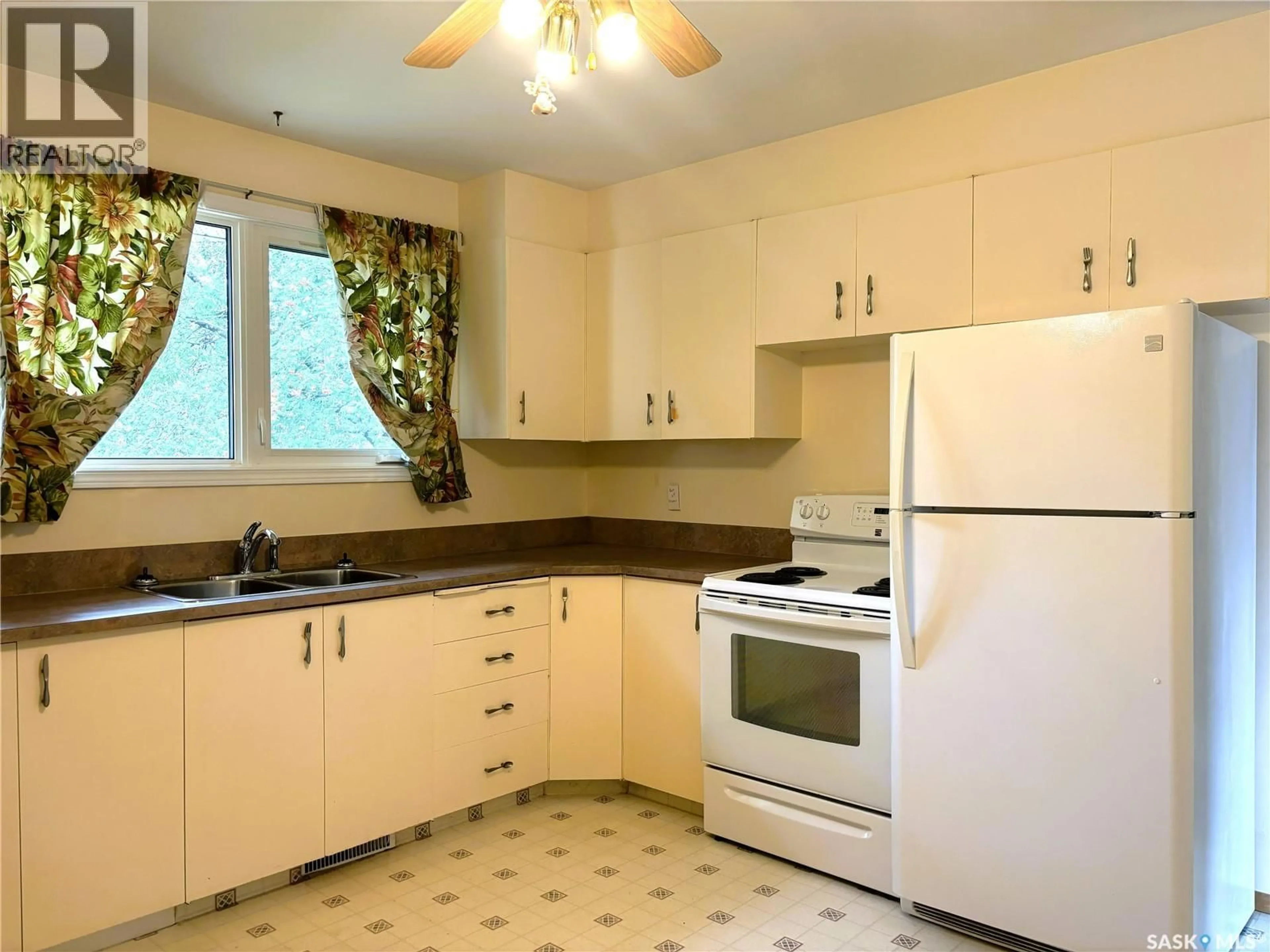 Standard kitchen, ceramic/tile floor for 1619 VICKIES AVENUE, Saskatoon Saskatchewan S7N2P2