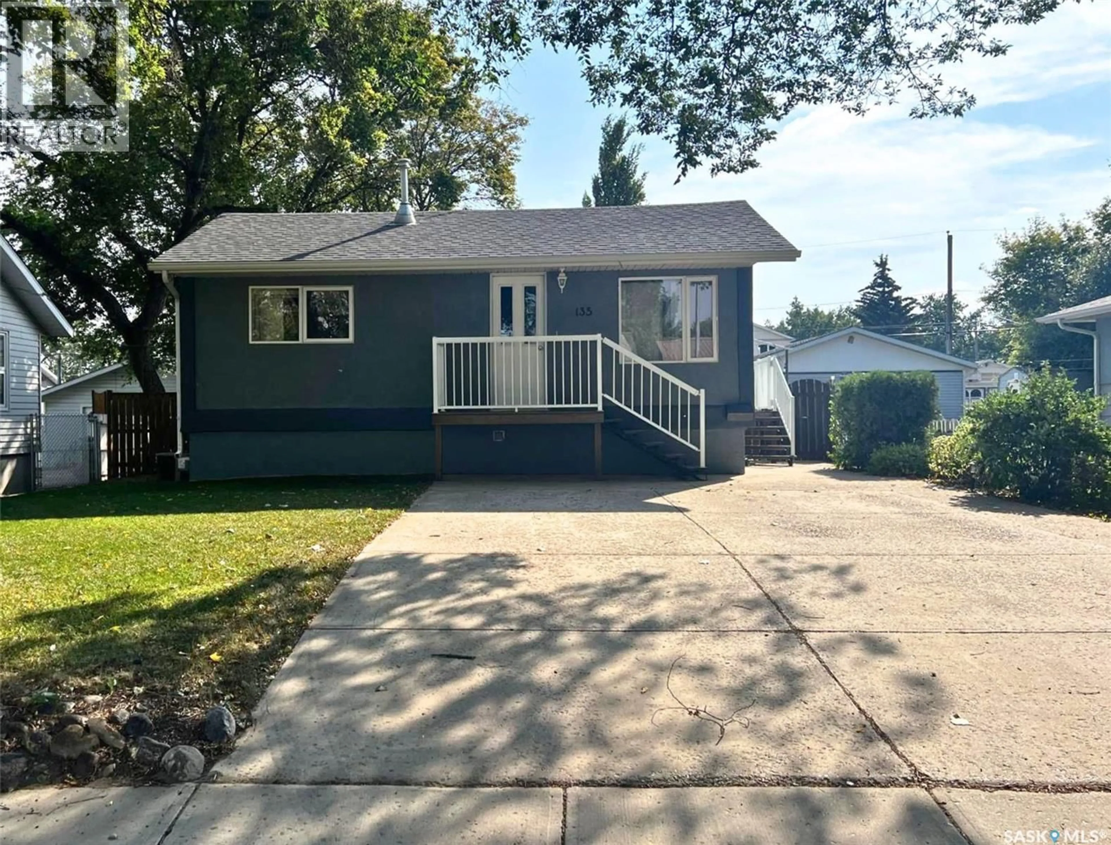 Home with vinyl exterior material, street for 135 5TH AVENUE, Swift Current Saskatchewan S9H3M8