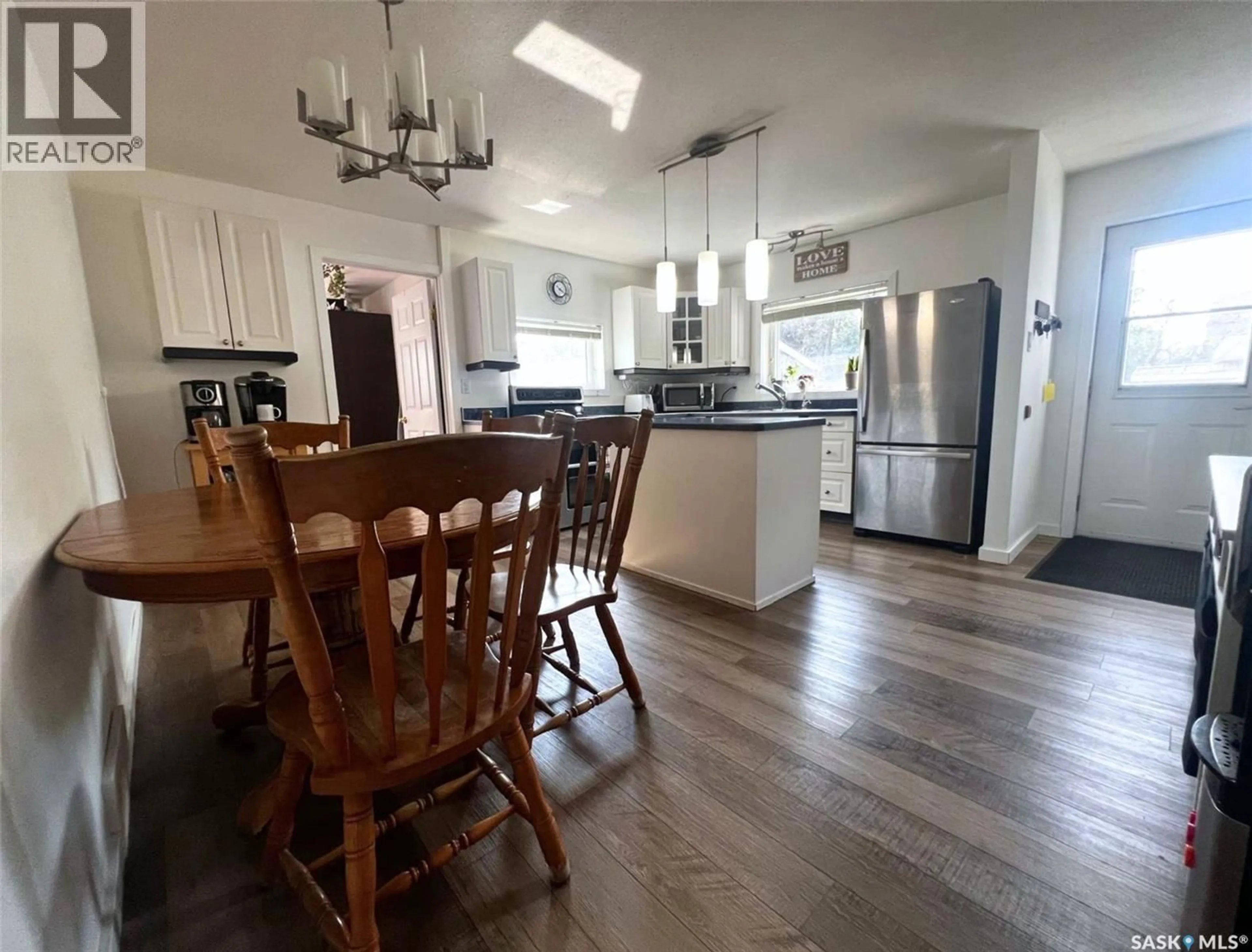 Open concept kitchen, wood/laminate floor for 135 5TH AVENUE, Swift Current Saskatchewan S9H3M8