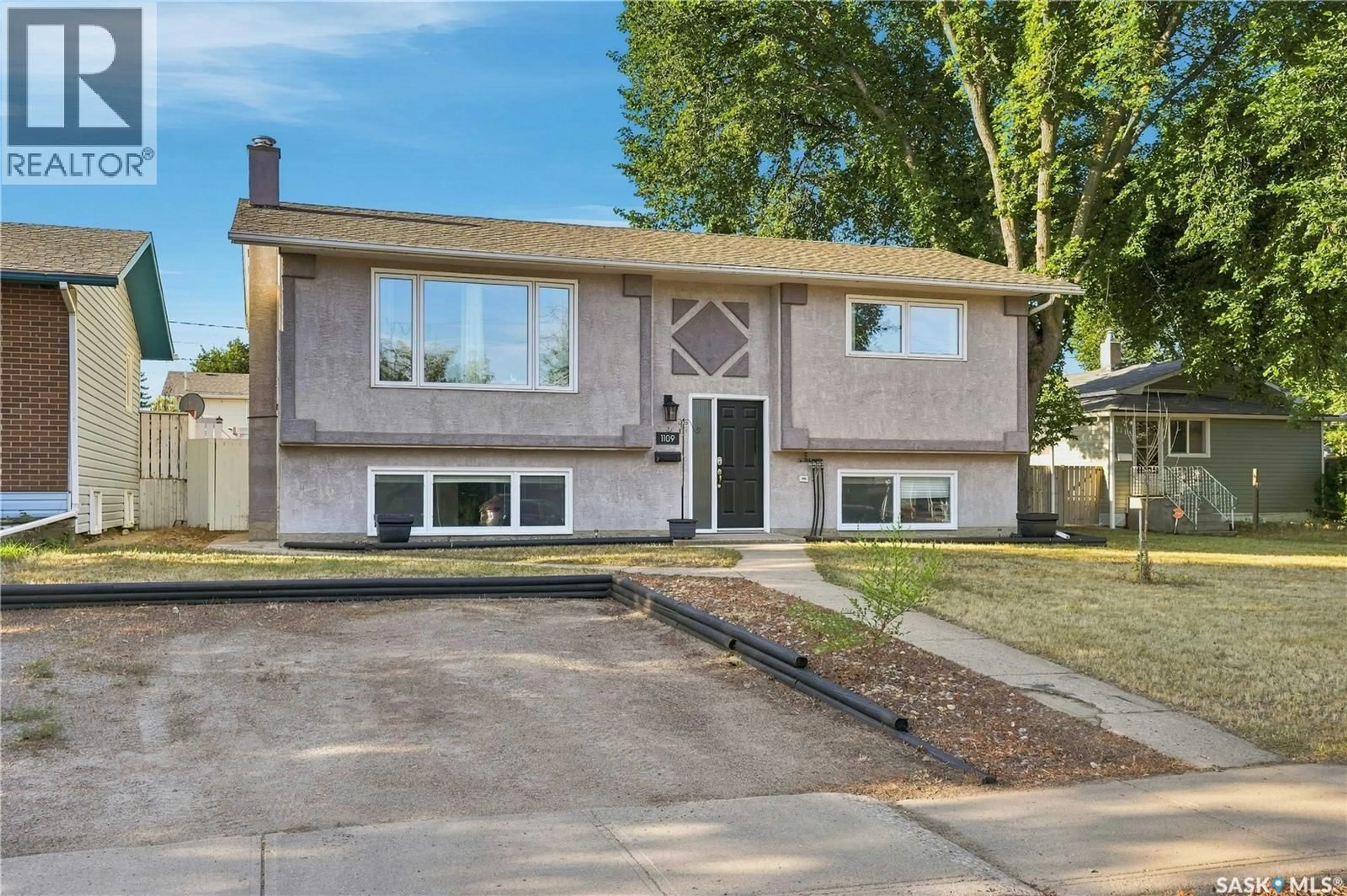Home with vinyl exterior material, street for 1109 LILLOOET STREET, Moose Jaw Saskatchewan S6H5A2