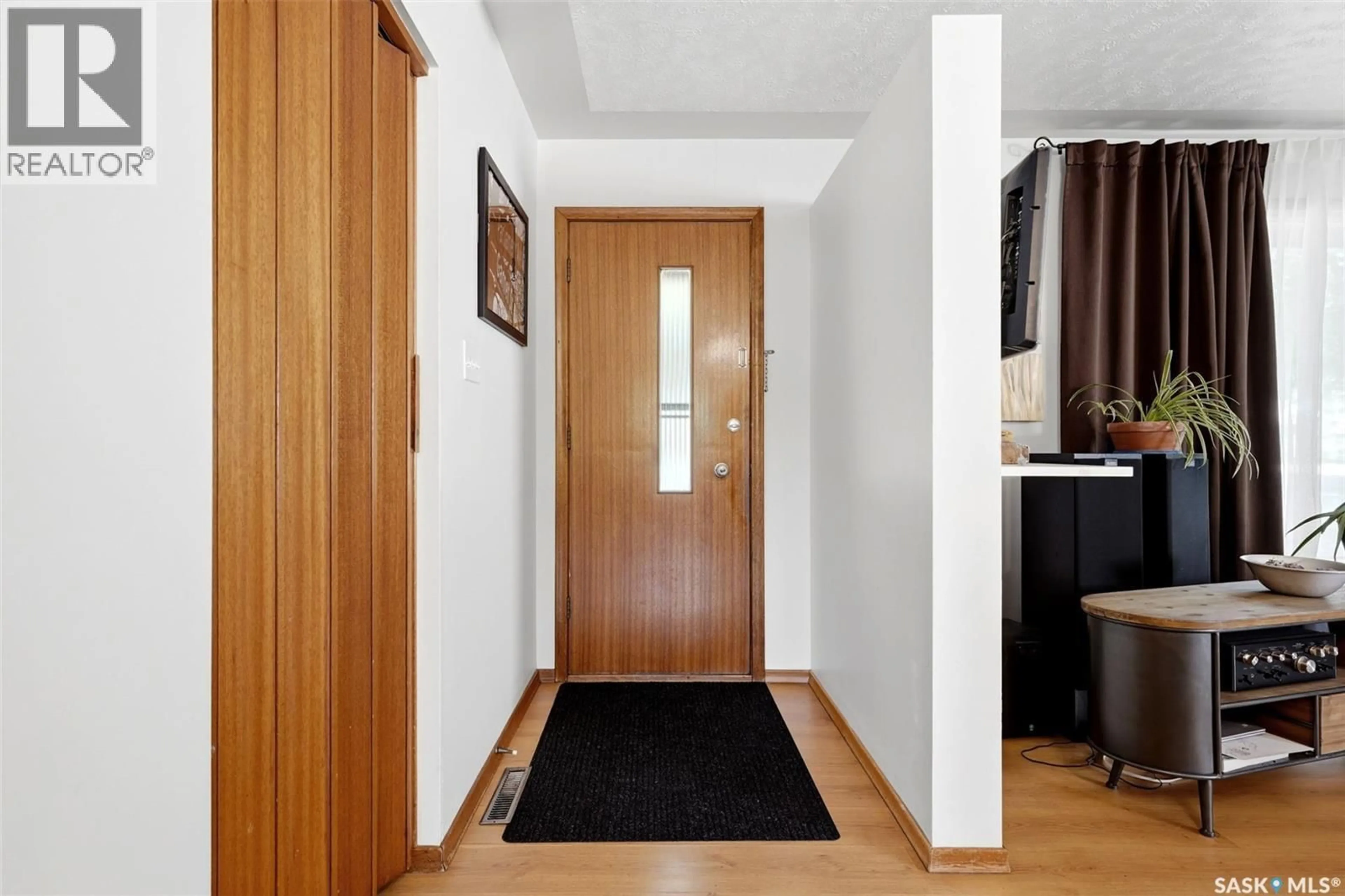 Indoor foyer for 3210 PARLIAMENT AVENUE, Regina Saskatchewan S4S2L8