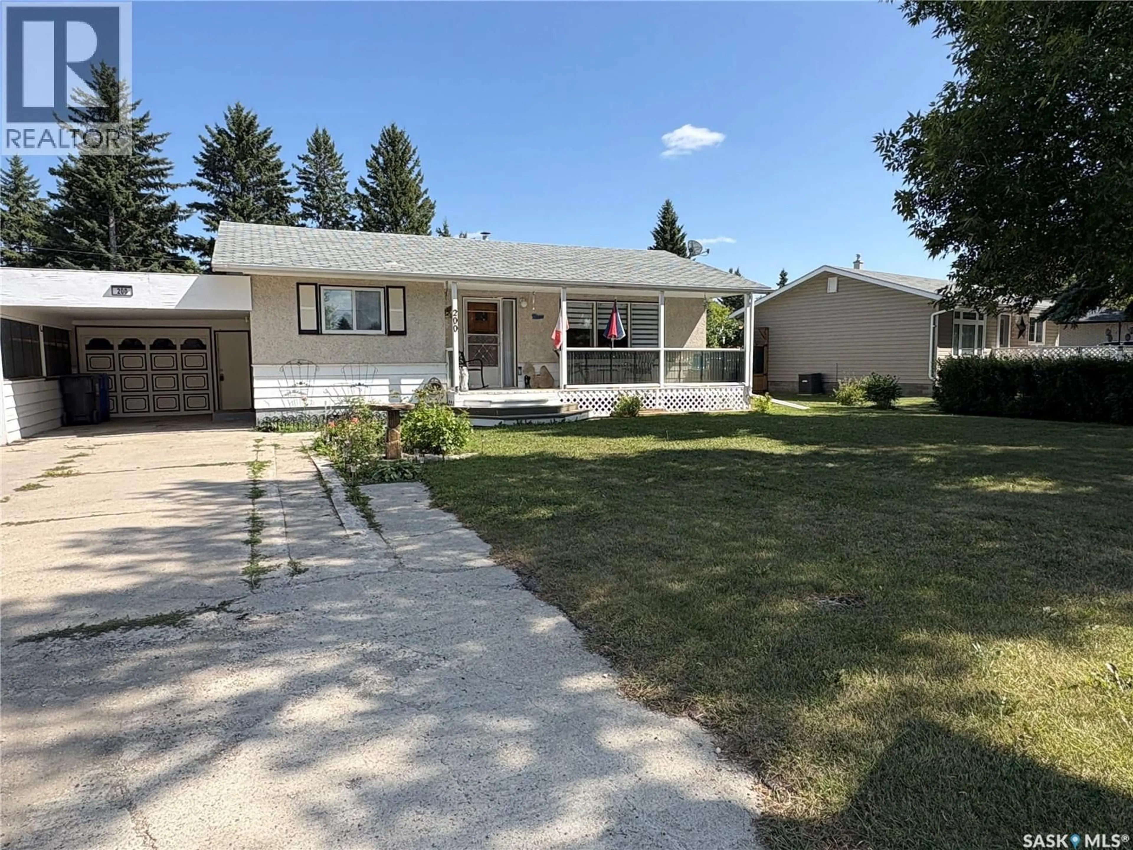 Home with vinyl exterior material, street for 200 3RD STREET, Ituna Saskatchewan S0A1N0
