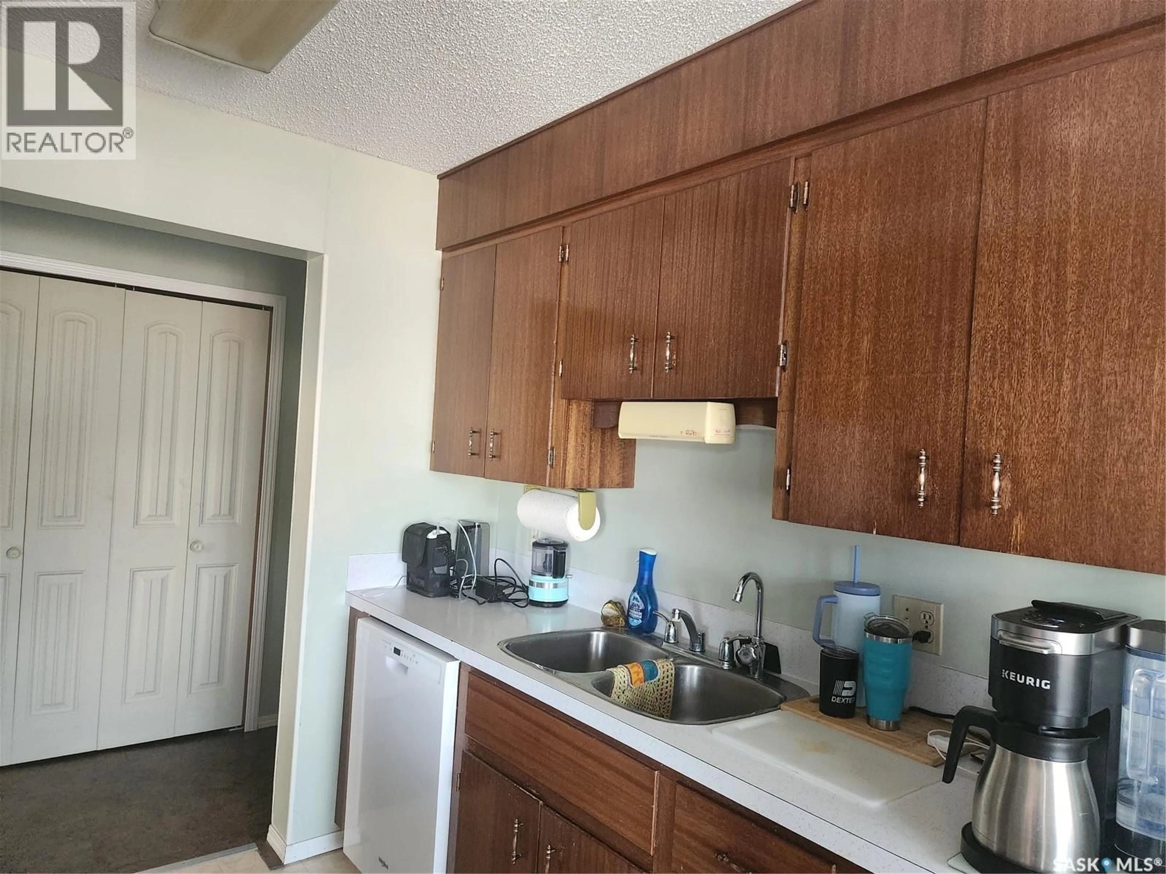 Standard kitchen, unknown for NE - 5 330 13TH AVENUE, Swift Current Saskatchewan S9H2V9