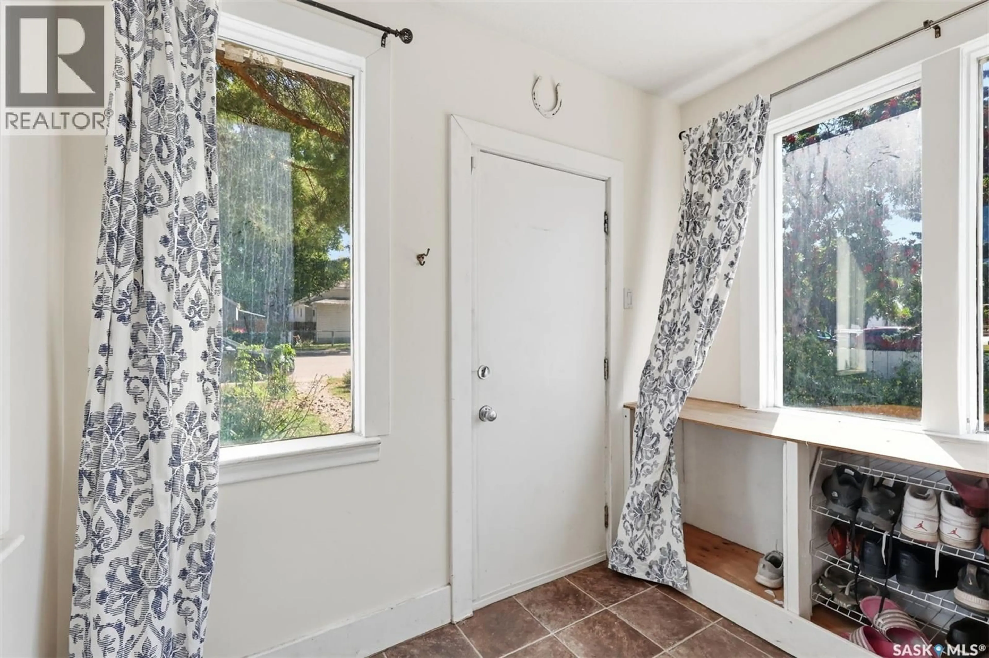 Indoor entryway for N - 325 M AVENUE, Saskatoon Saskatchewan S7L2S4