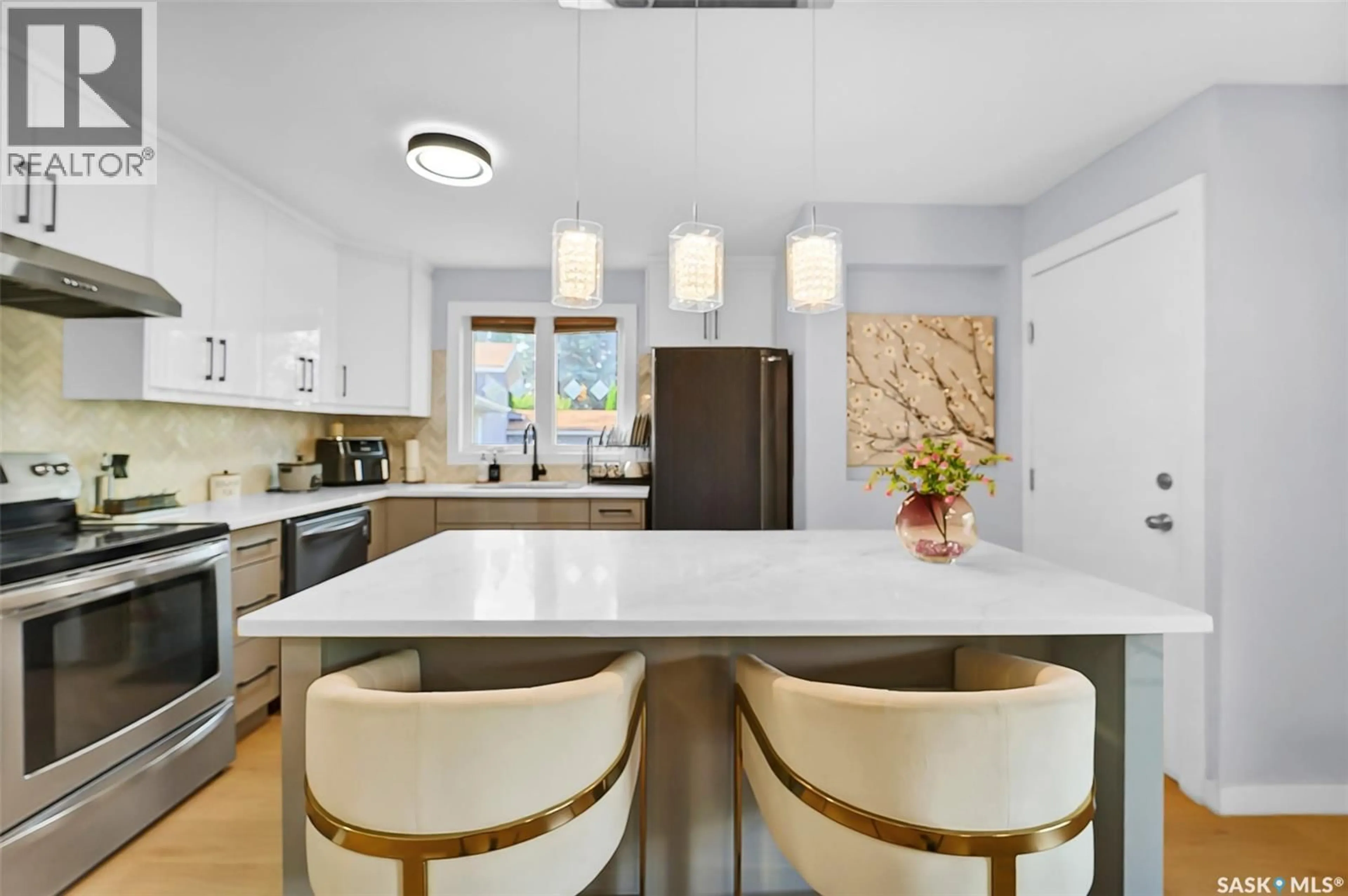 Contemporary kitchen, ceramic/tile floor for 19 BARR PLACE, Saskatoon Saskatchewan S7M4G1