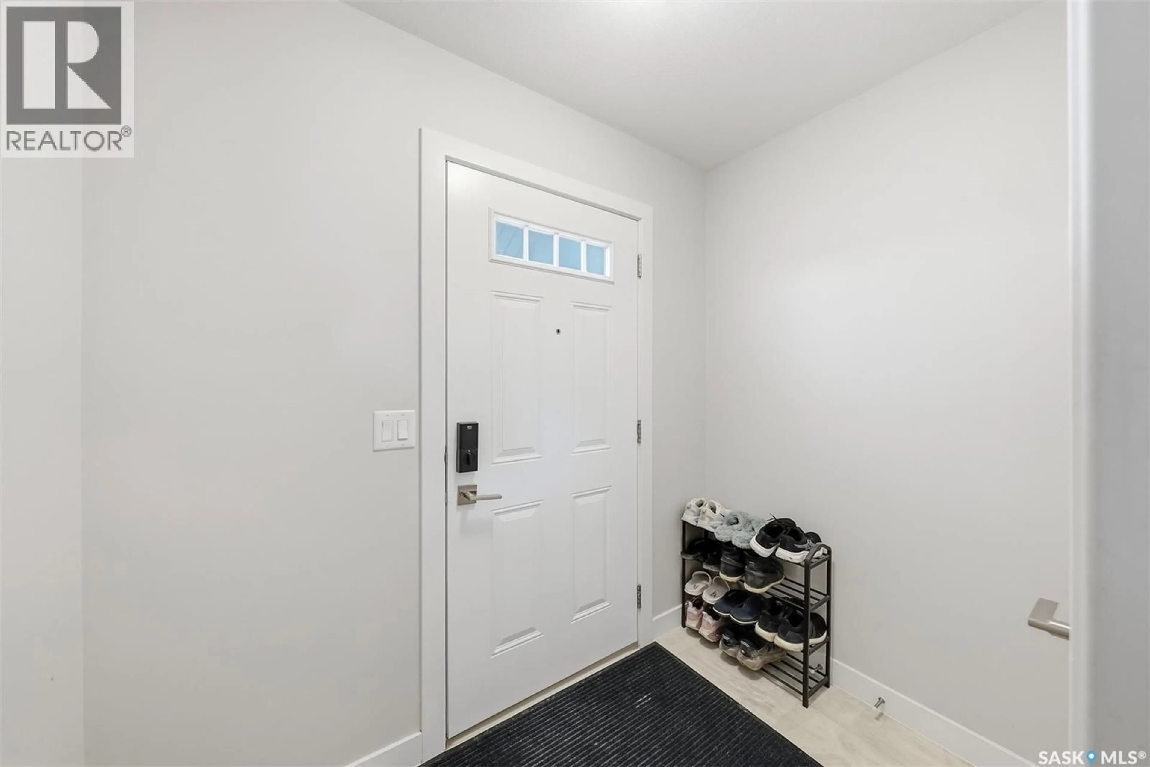 Indoor entryway for 562 STILLING WAY, Saskatoon Saskatchewan S7V0W5