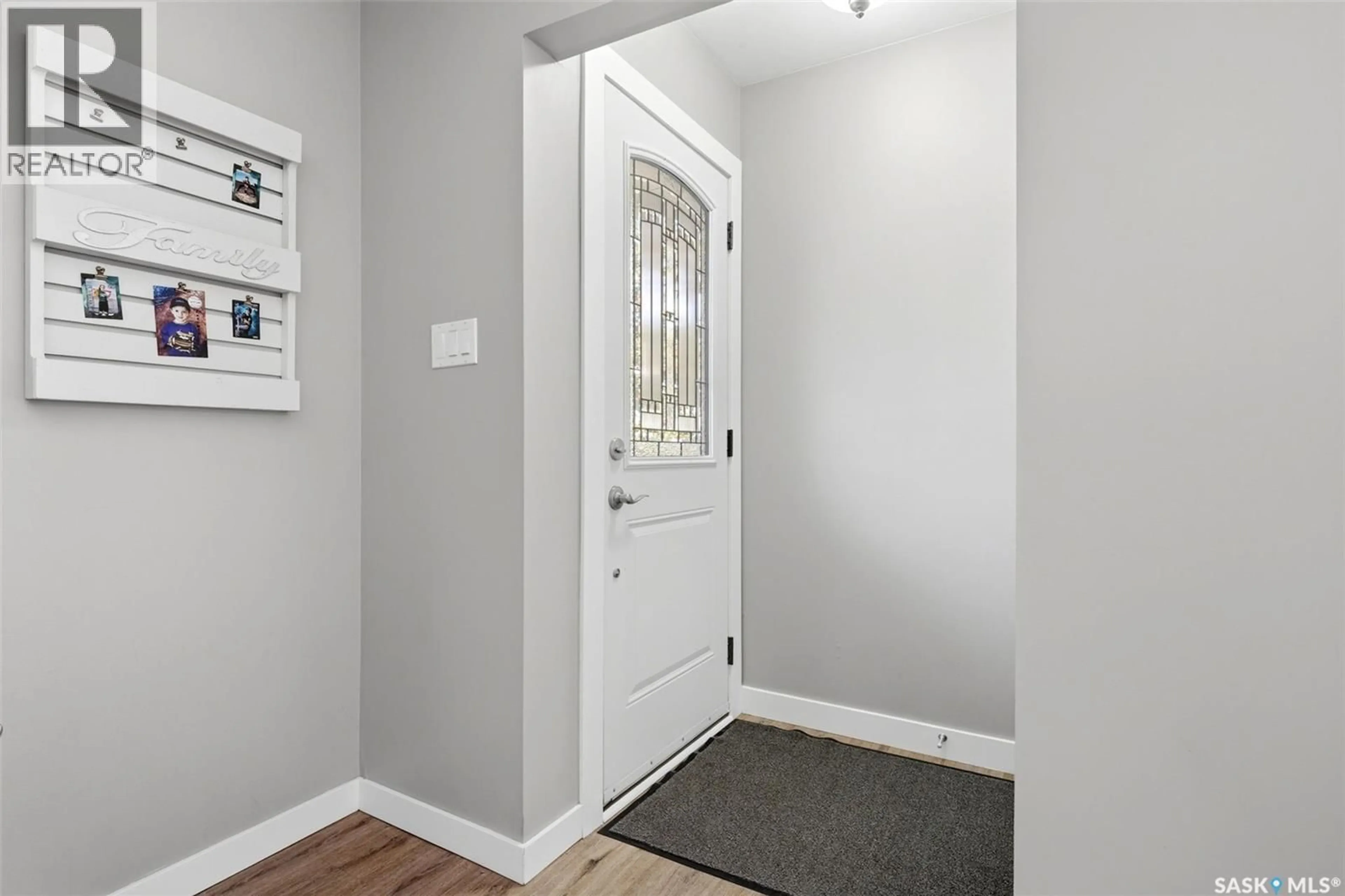 Indoor entryway for 279 LOGAN CRESCENT, Regina Saskatchewan S4S5S8