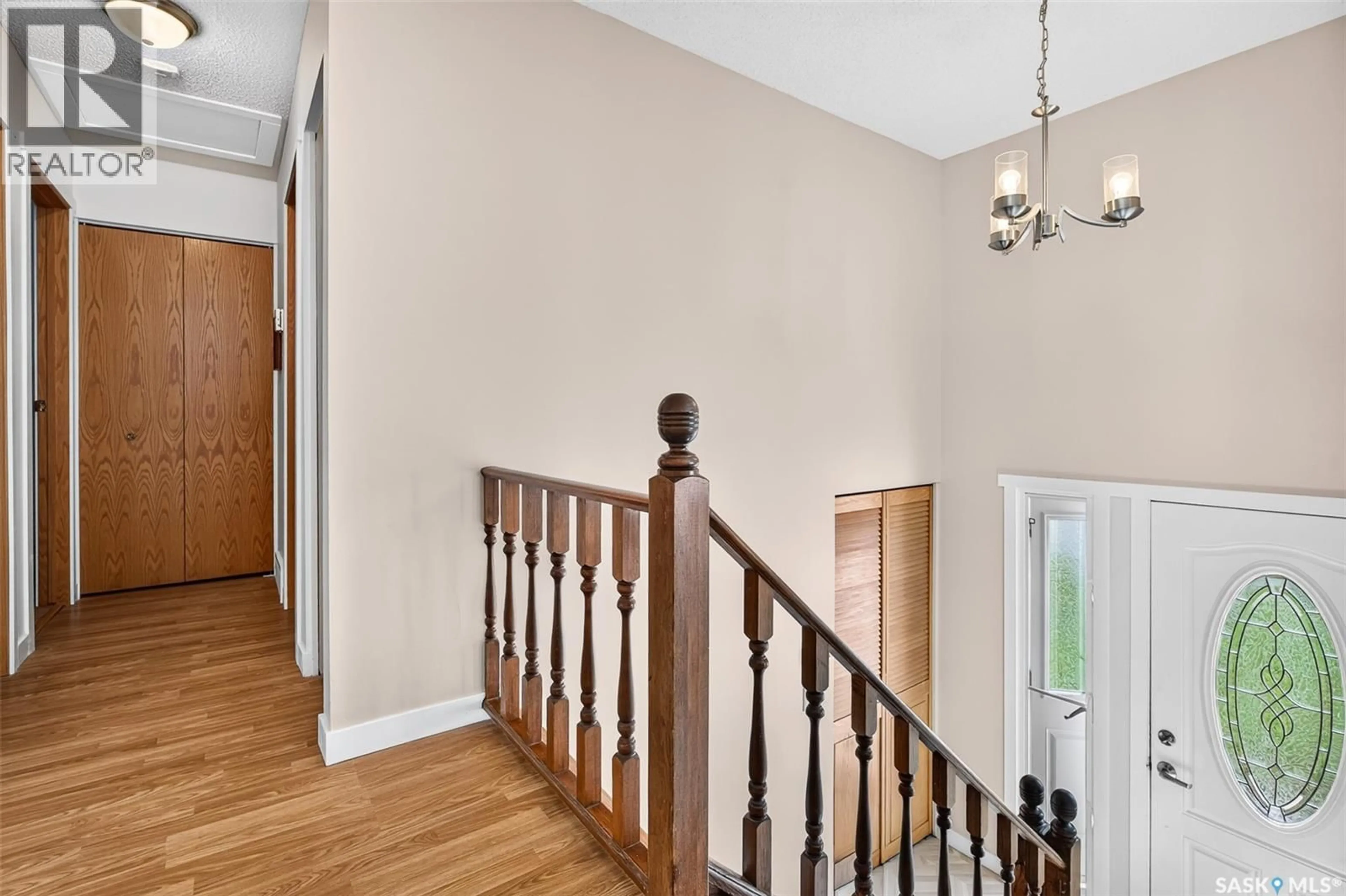 Indoor foyer for 1338 GLENDALE STREET, Moose Jaw Saskatchewan S6H6Y9