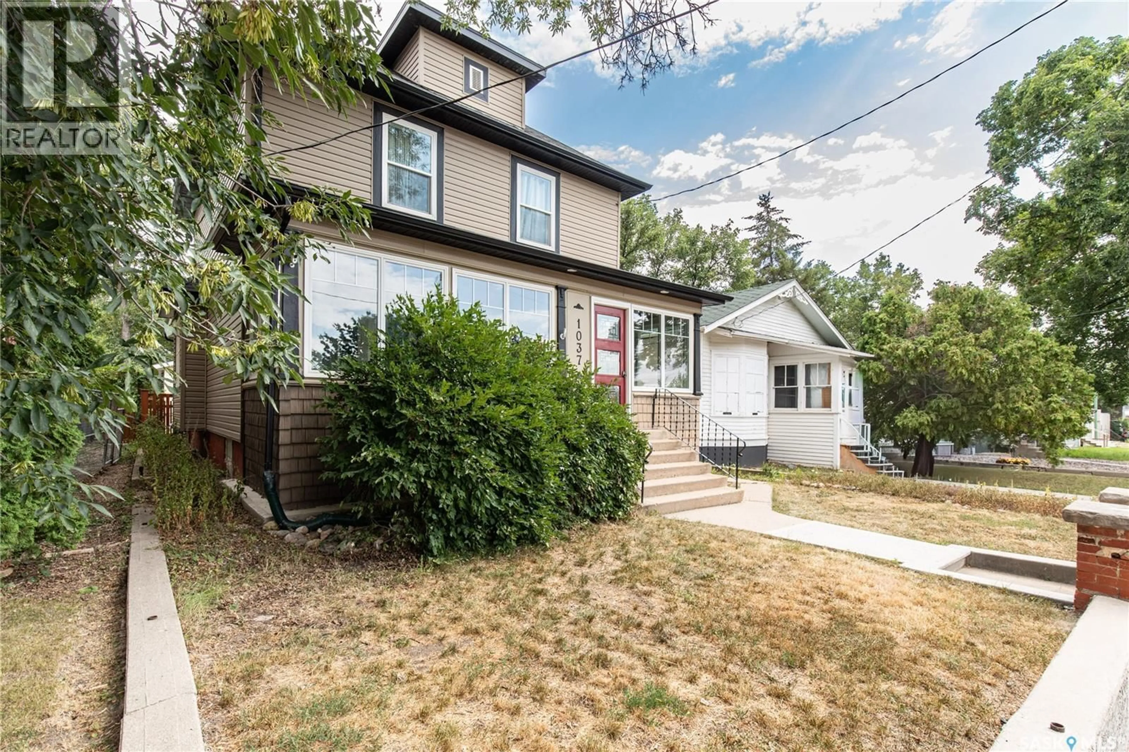 Home with vinyl exterior material, street for 1037 CHESTNUT AVENUE, Moose Jaw Saskatchewan S6H1A5
