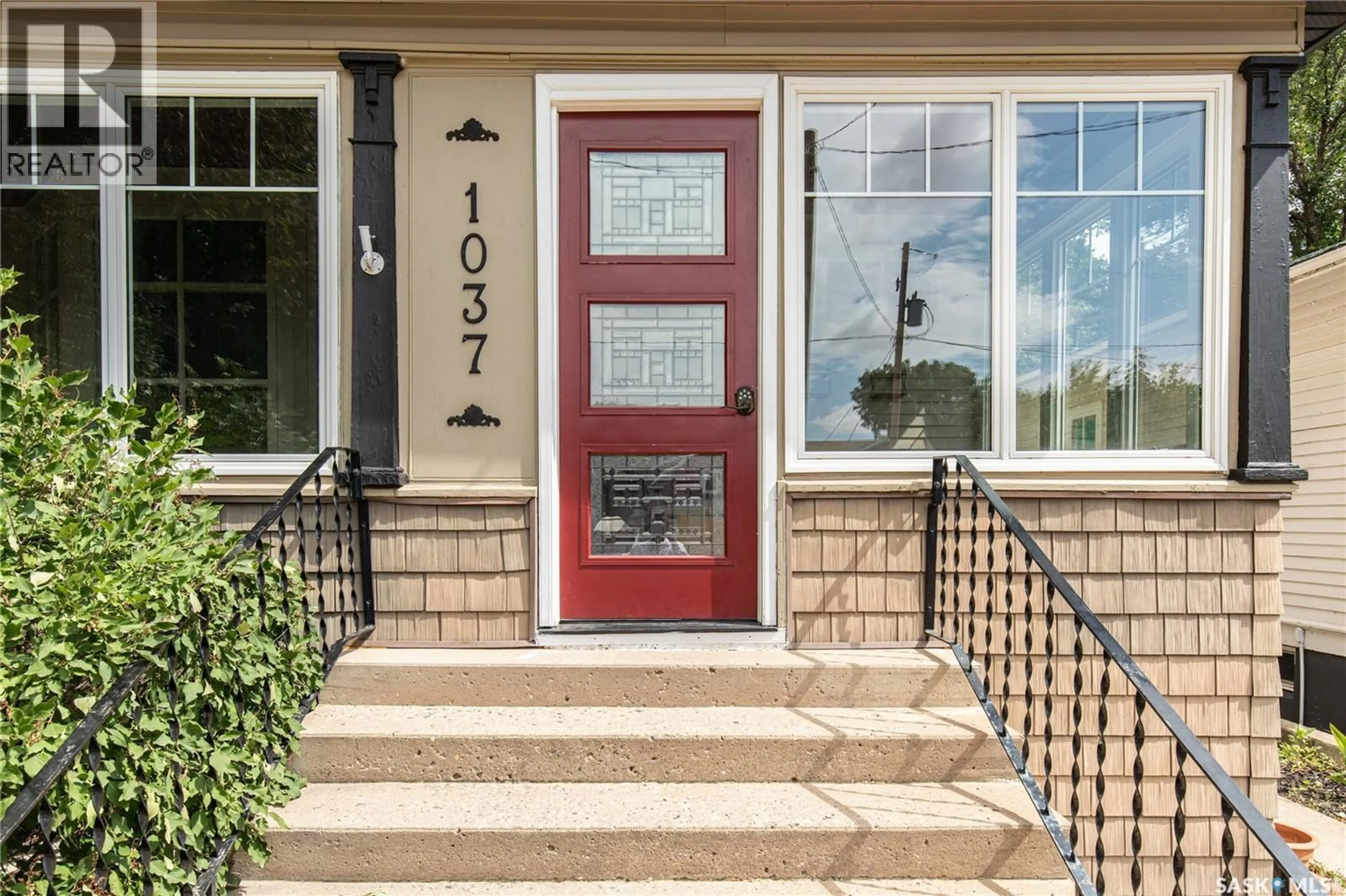 Indoor entryway for 1037 CHESTNUT AVENUE, Moose Jaw Saskatchewan S6H1A5