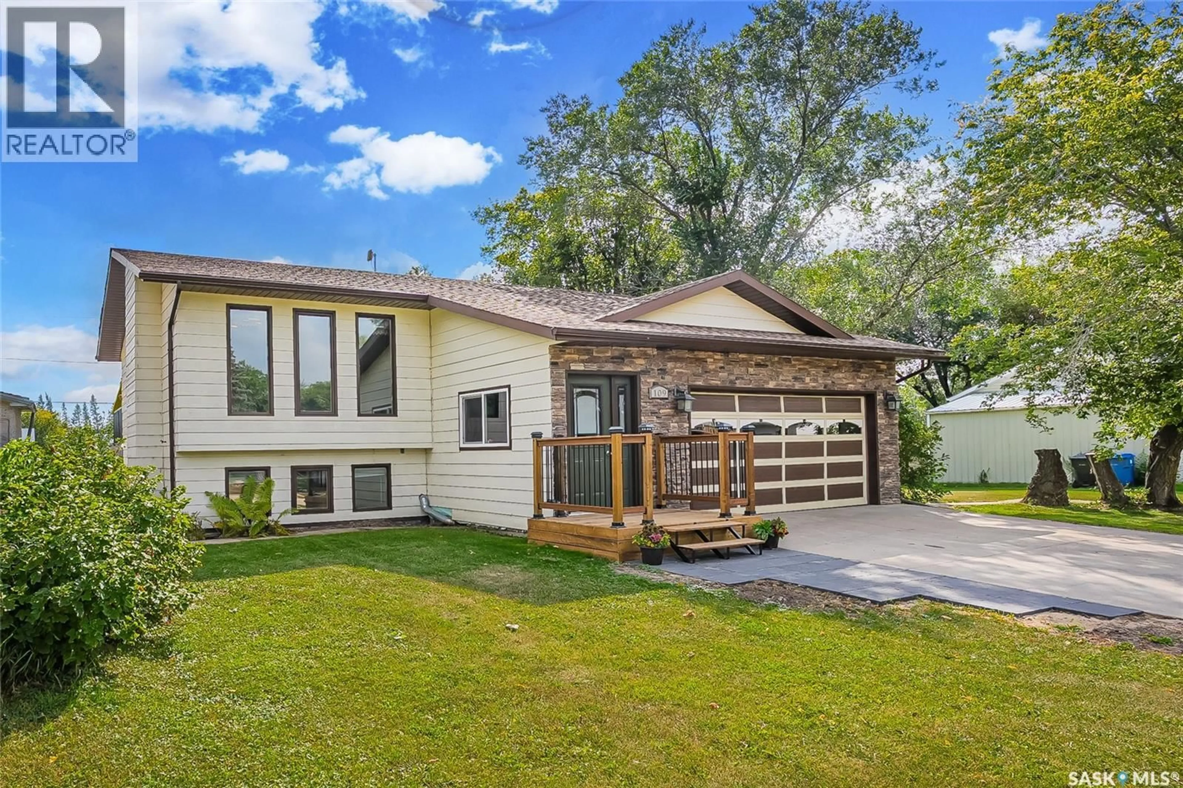 Home with vinyl exterior material, water/lake/river/ocean view for 109 SOUTH AVENUE E, Hafford Saskatchewan S0J1A0