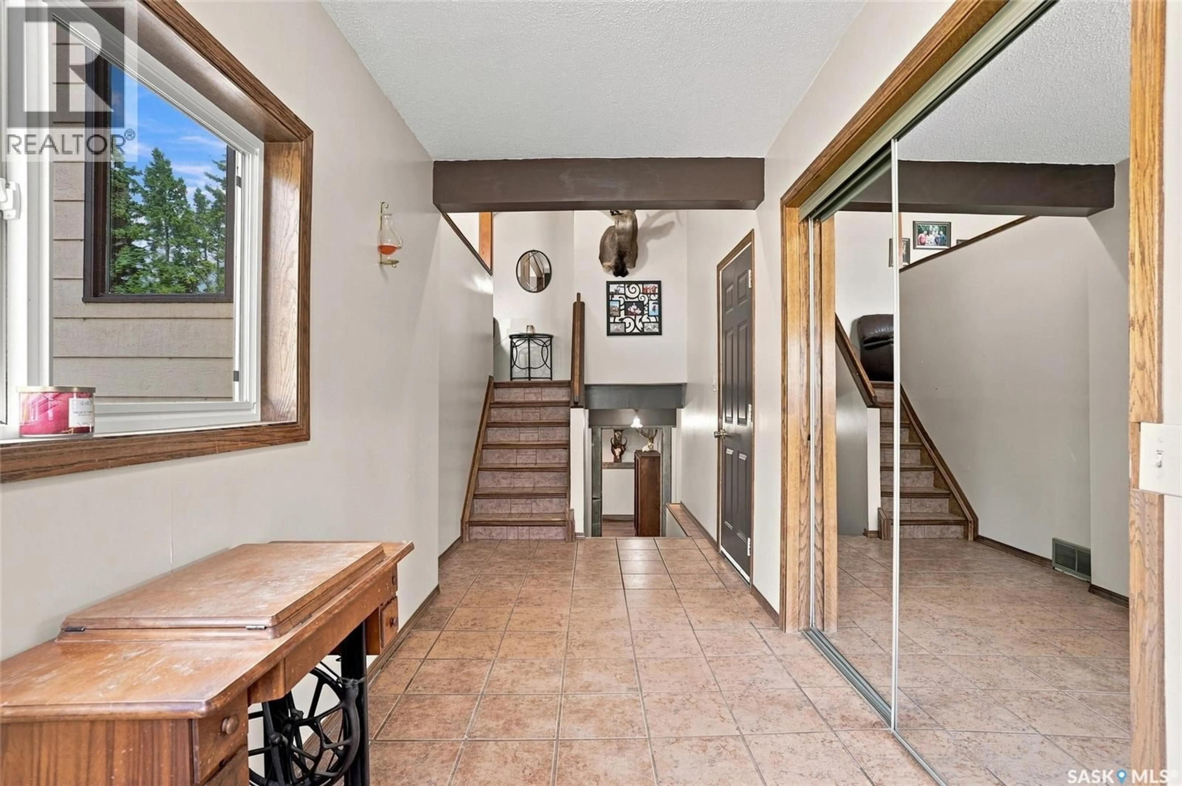 Indoor foyer for 109 SOUTH AVENUE E, Hafford Saskatchewan S0J1A0