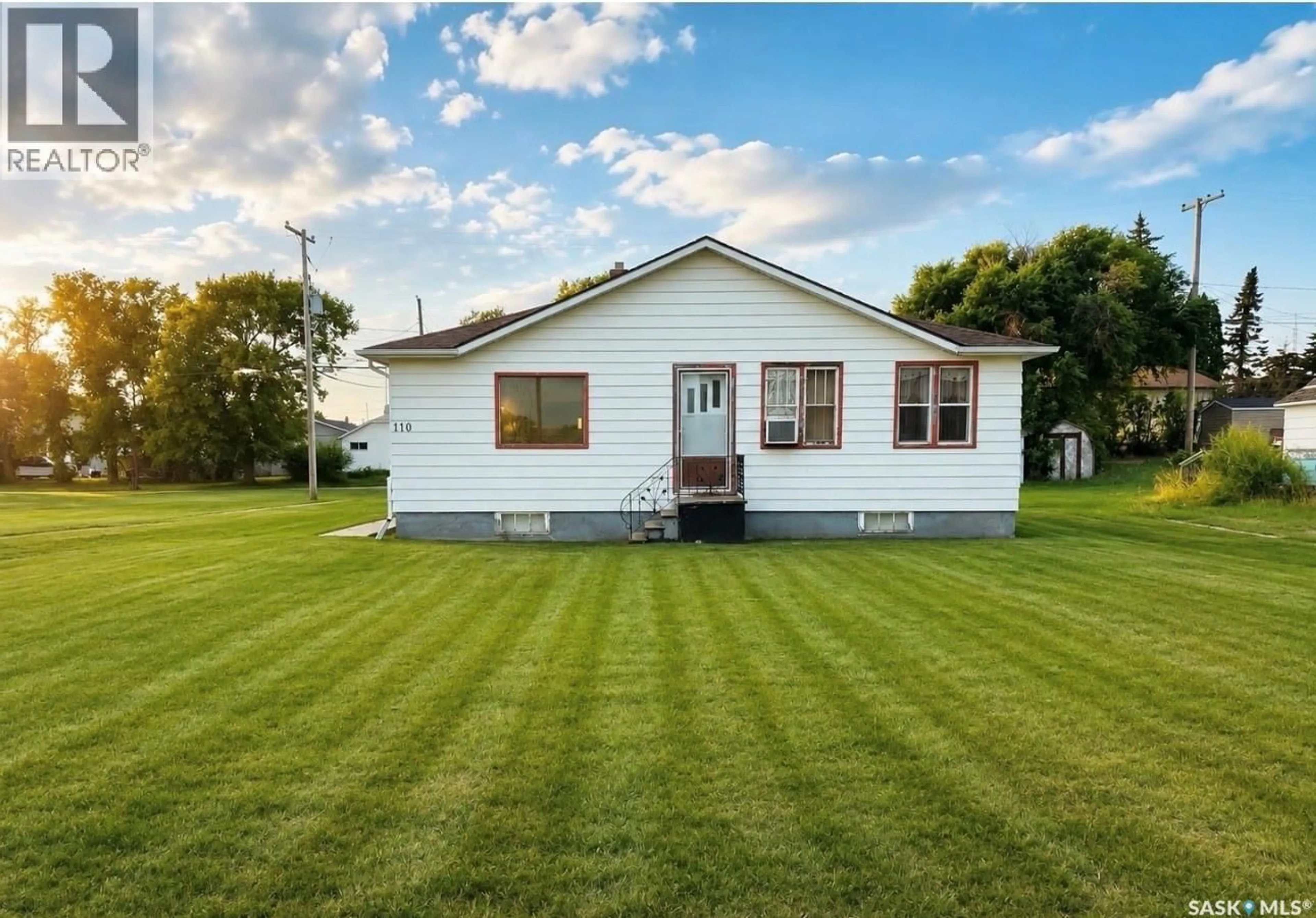 A pic from outside/outdoor area/front of a property/back of a property/a pic from drone, building for 110 RAILWAY AVENUE, Strasbourg Saskatchewan S0G4V0