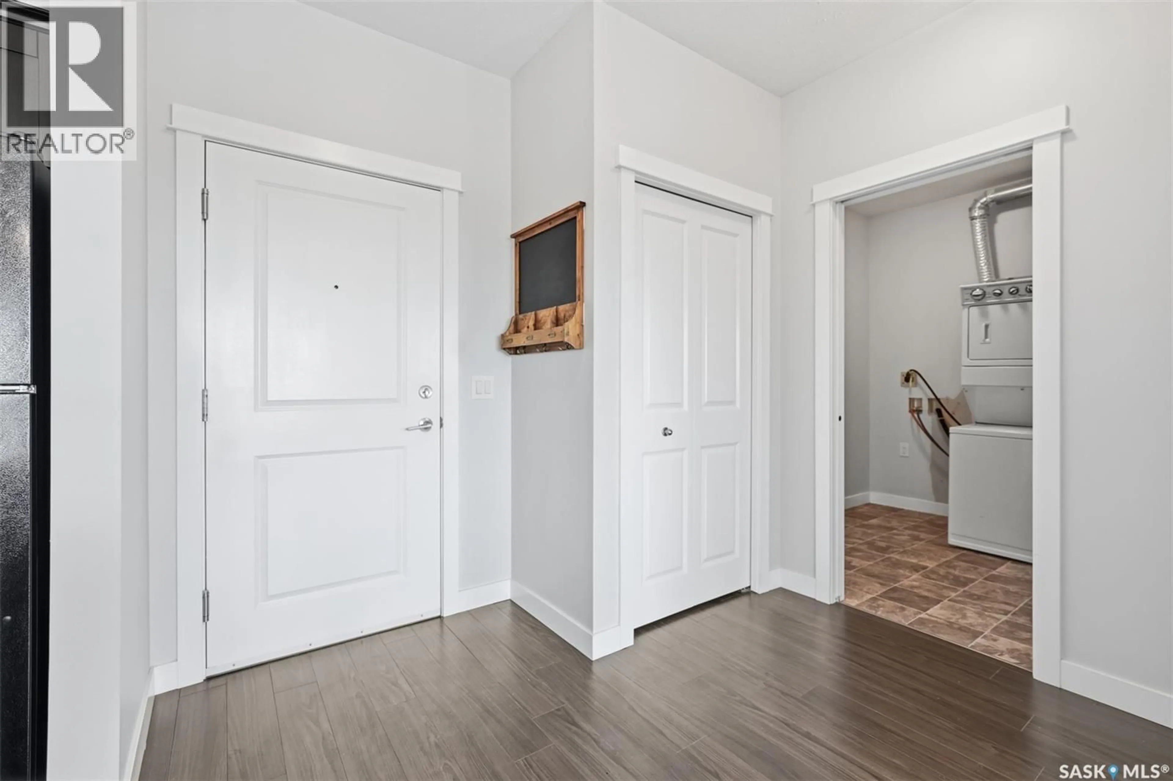 Indoor entryway for 305 - 714 HART ROAD, Saskatoon Saskatchewan S7M1L2