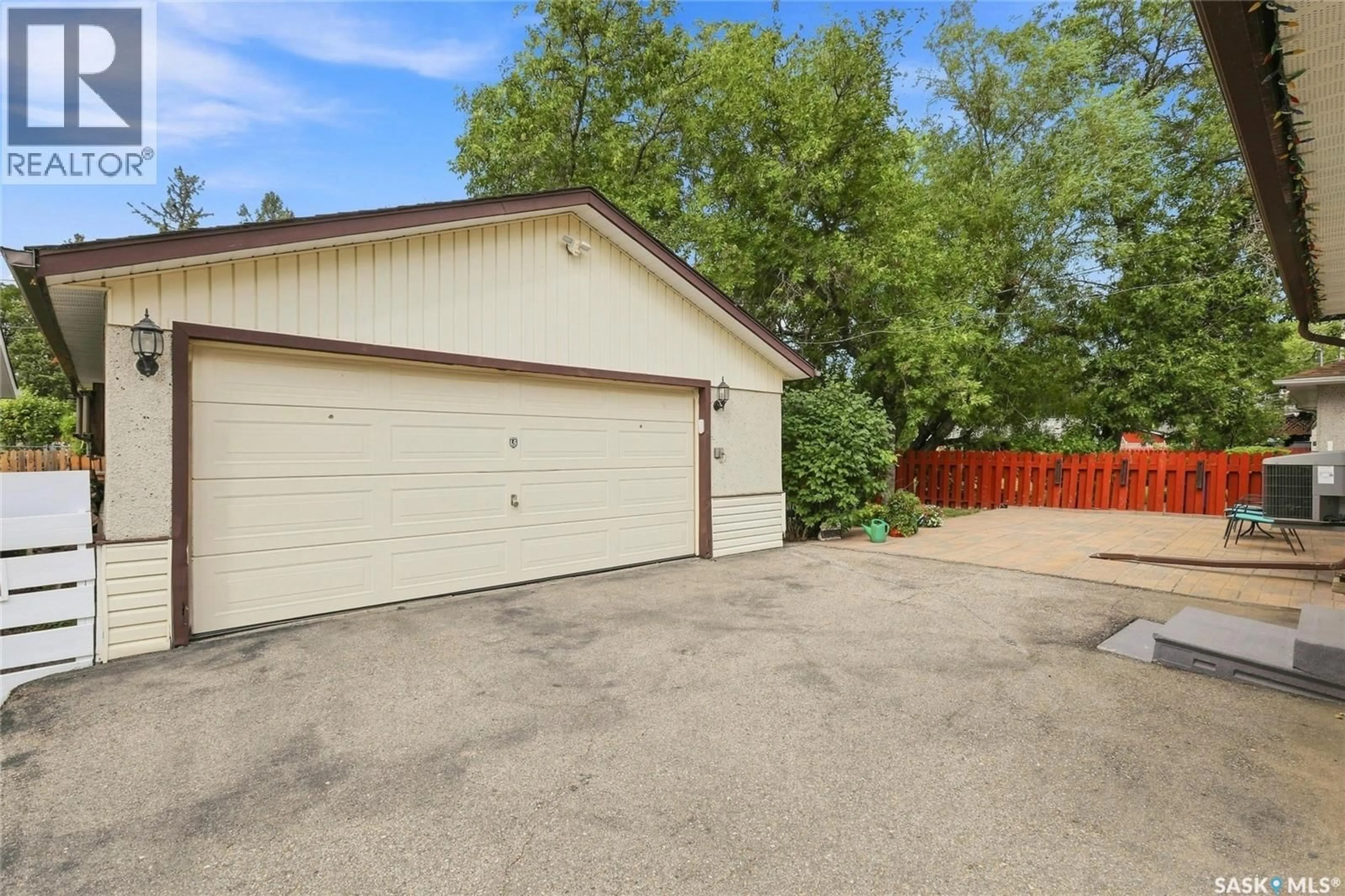 Indoor garage for 16 YARNTON CRESCENT, Regina Saskatchewan S4R4A2