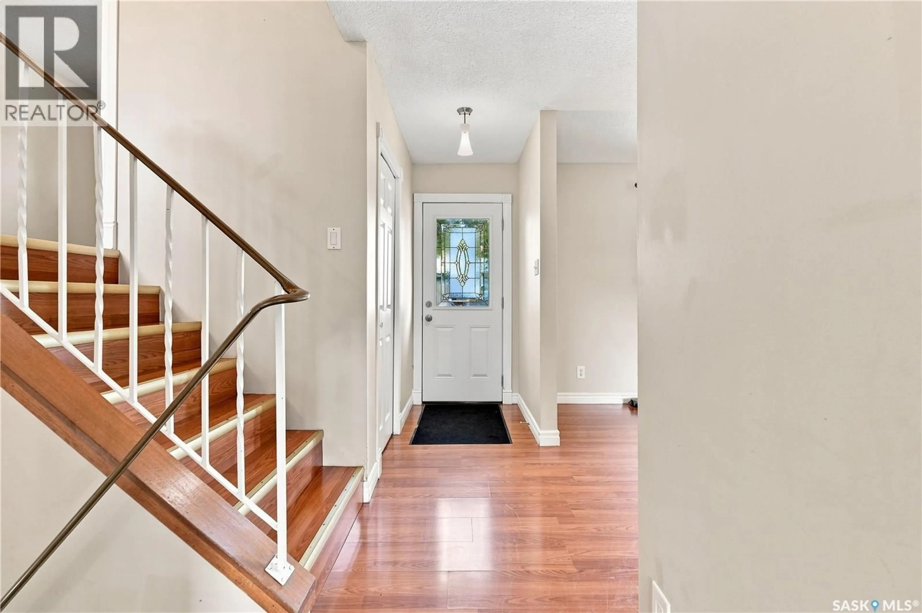 Indoor entryway for 145 DALGLIESH DRIVE, Regina Saskatchewan S4R5T1
