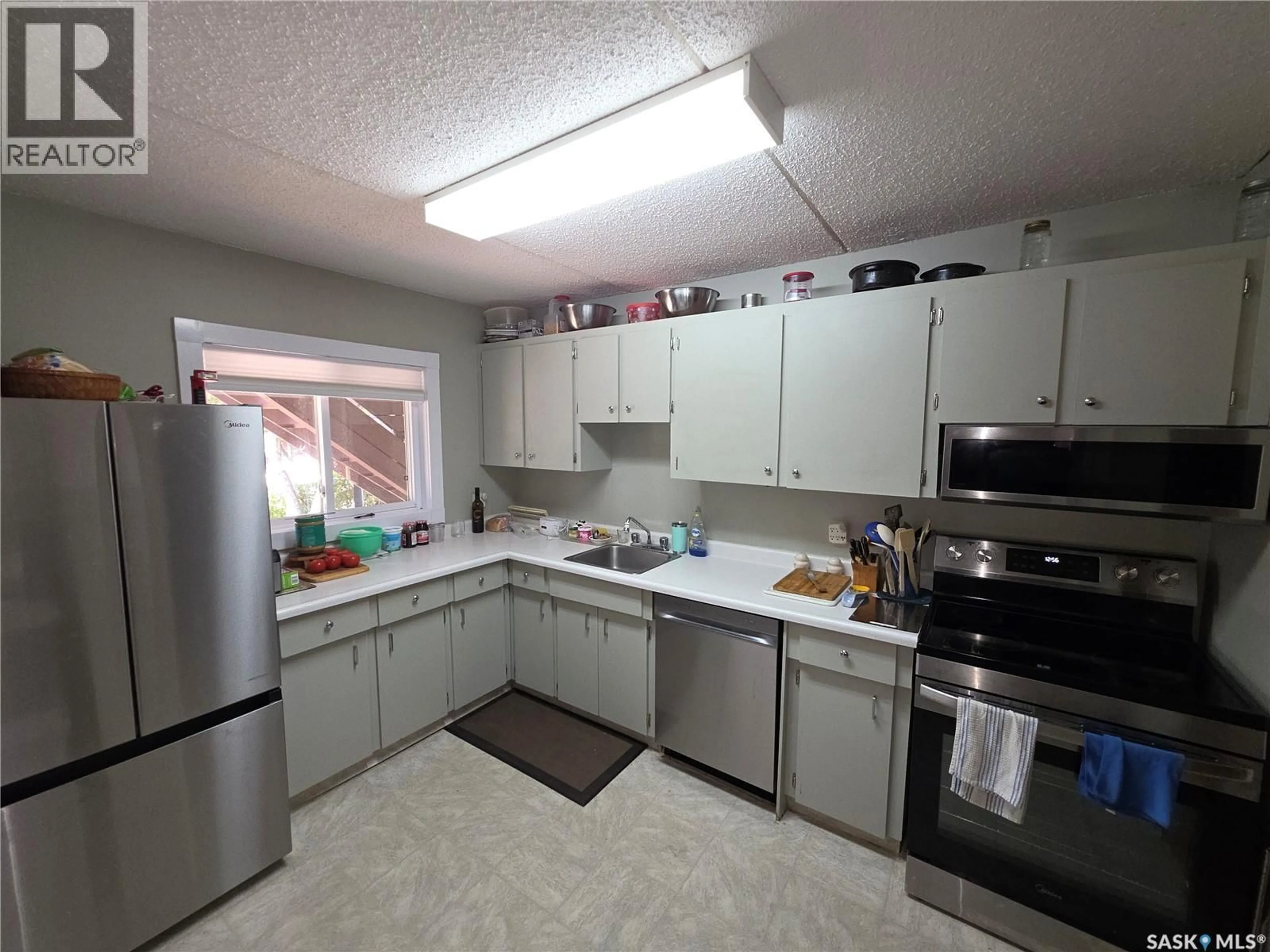Standard kitchen, unknown for 104 - 449 PENDYGRASSE ROAD, Saskatoon Saskatchewan S7M5C1
