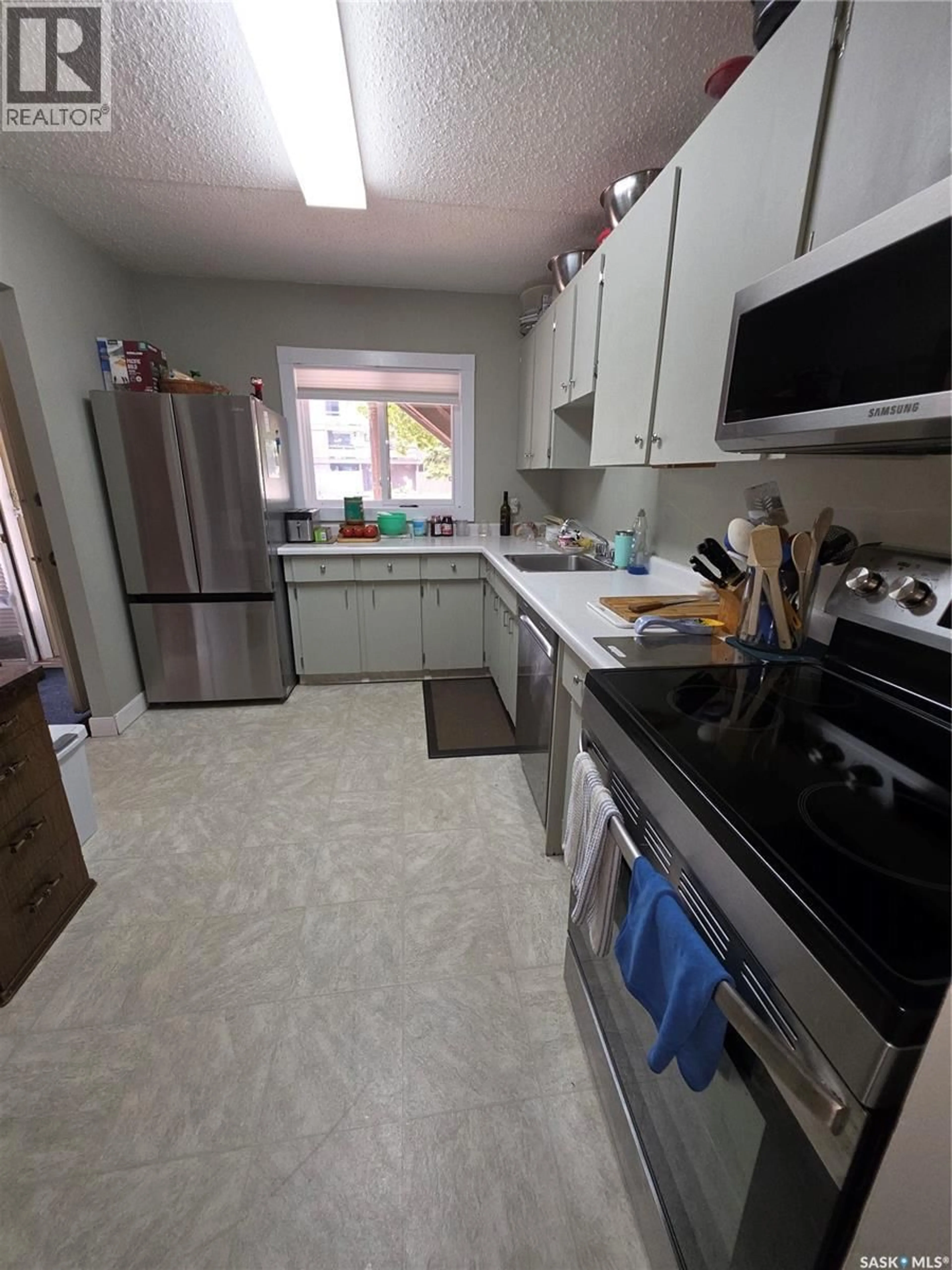 Standard kitchen, unknown for 104 - 449 PENDYGRASSE ROAD, Saskatoon Saskatchewan S7M5C1
