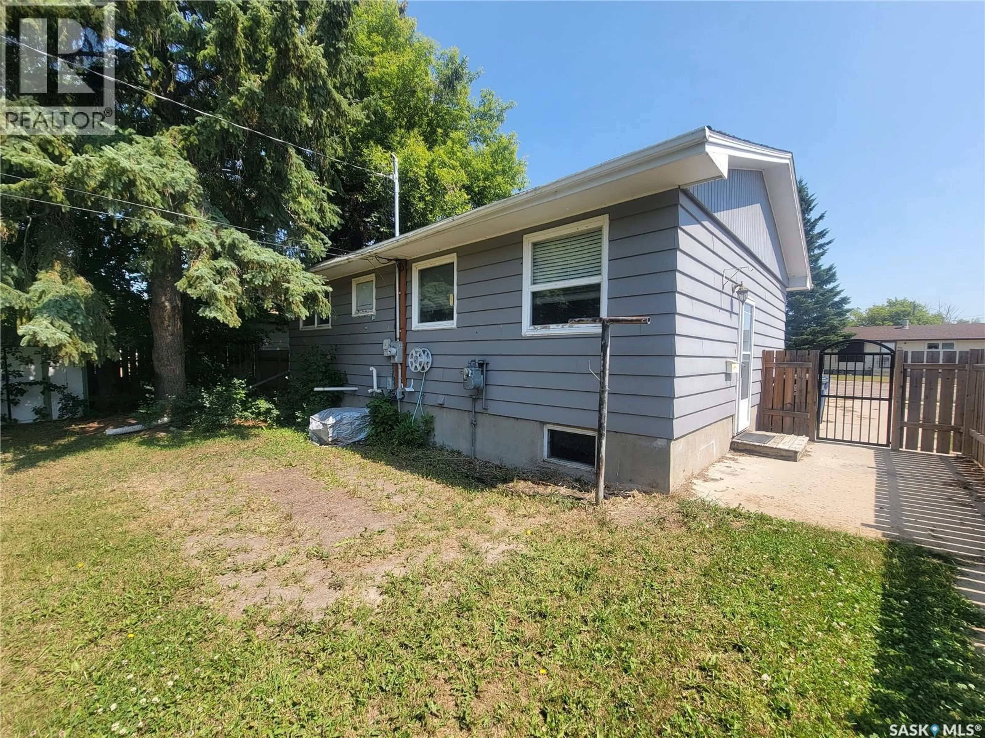 Home with vinyl exterior material, street for 611 2ND STREET, Wilkie Saskatchewan S0K4W0