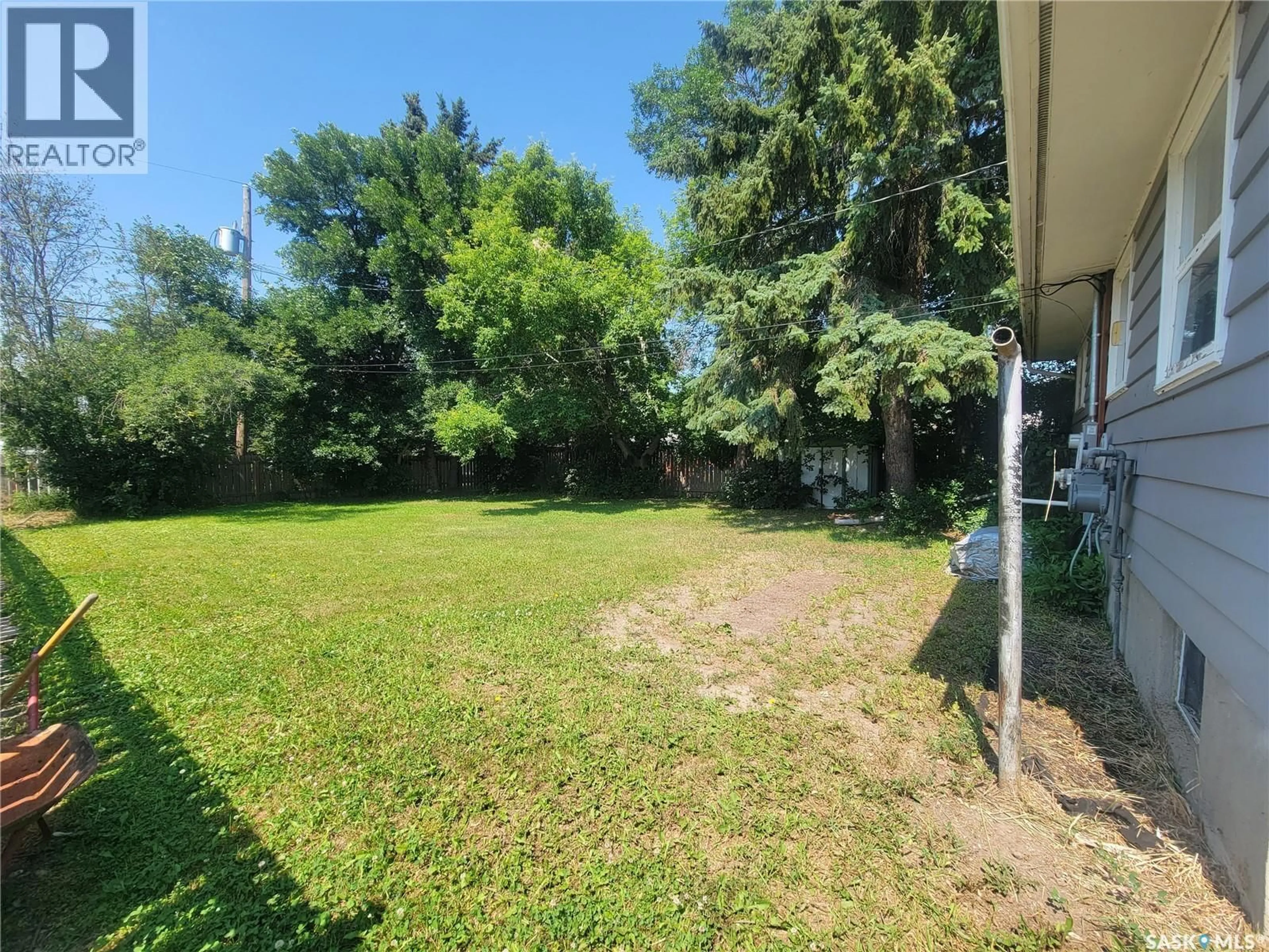 A pic from outside/outdoor area/front of a property/back of a property/a pic from drone, unknown for 611 2ND STREET, Wilkie Saskatchewan S0K4W0