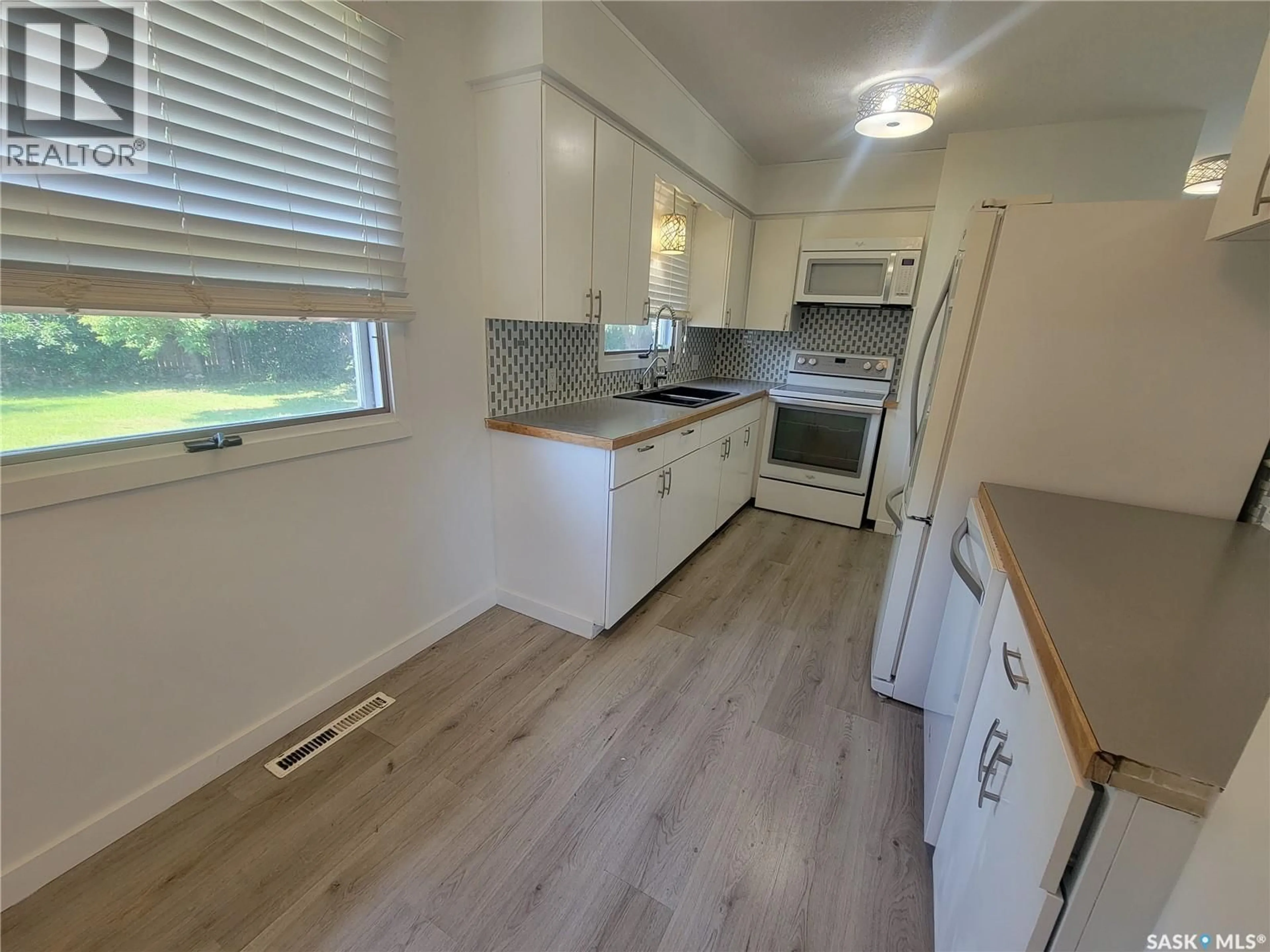 Standard kitchen, wood/laminate floor for 611 2ND STREET, Wilkie Saskatchewan S0K4W0