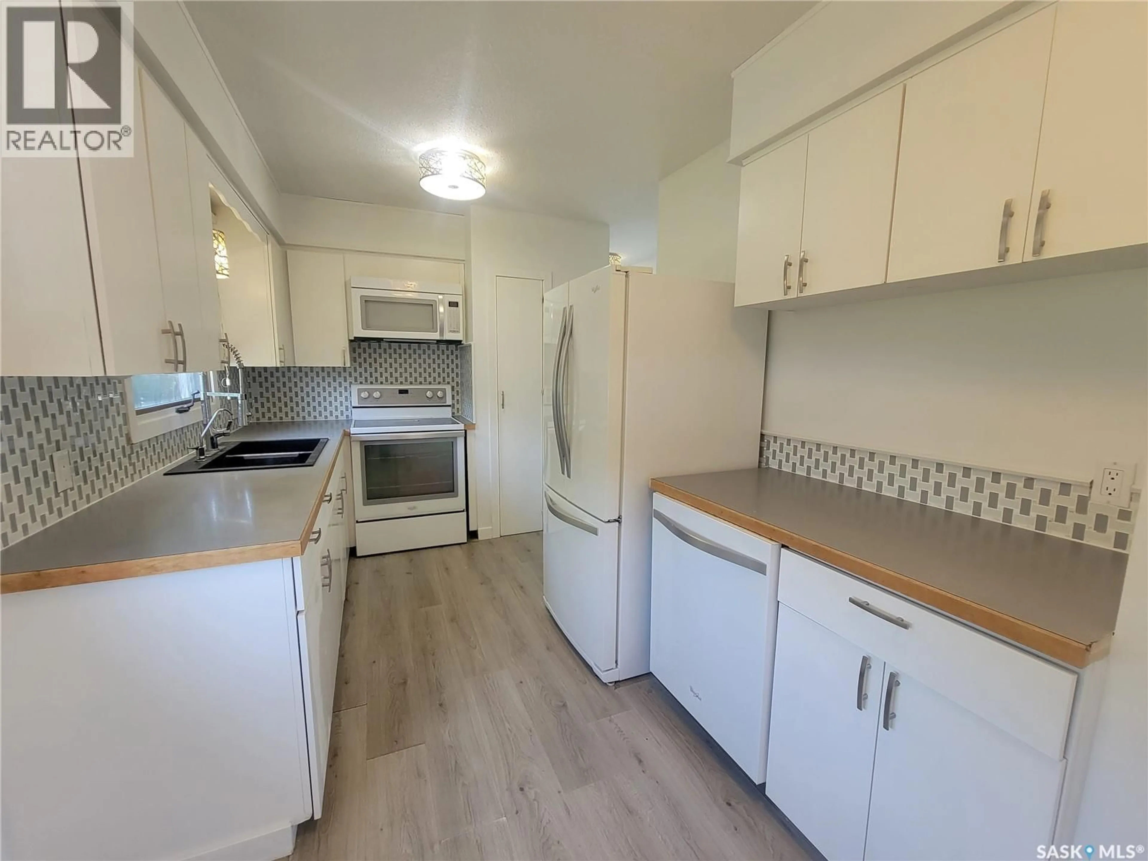Standard kitchen, unknown for 611 2ND STREET, Wilkie Saskatchewan S0K4W0