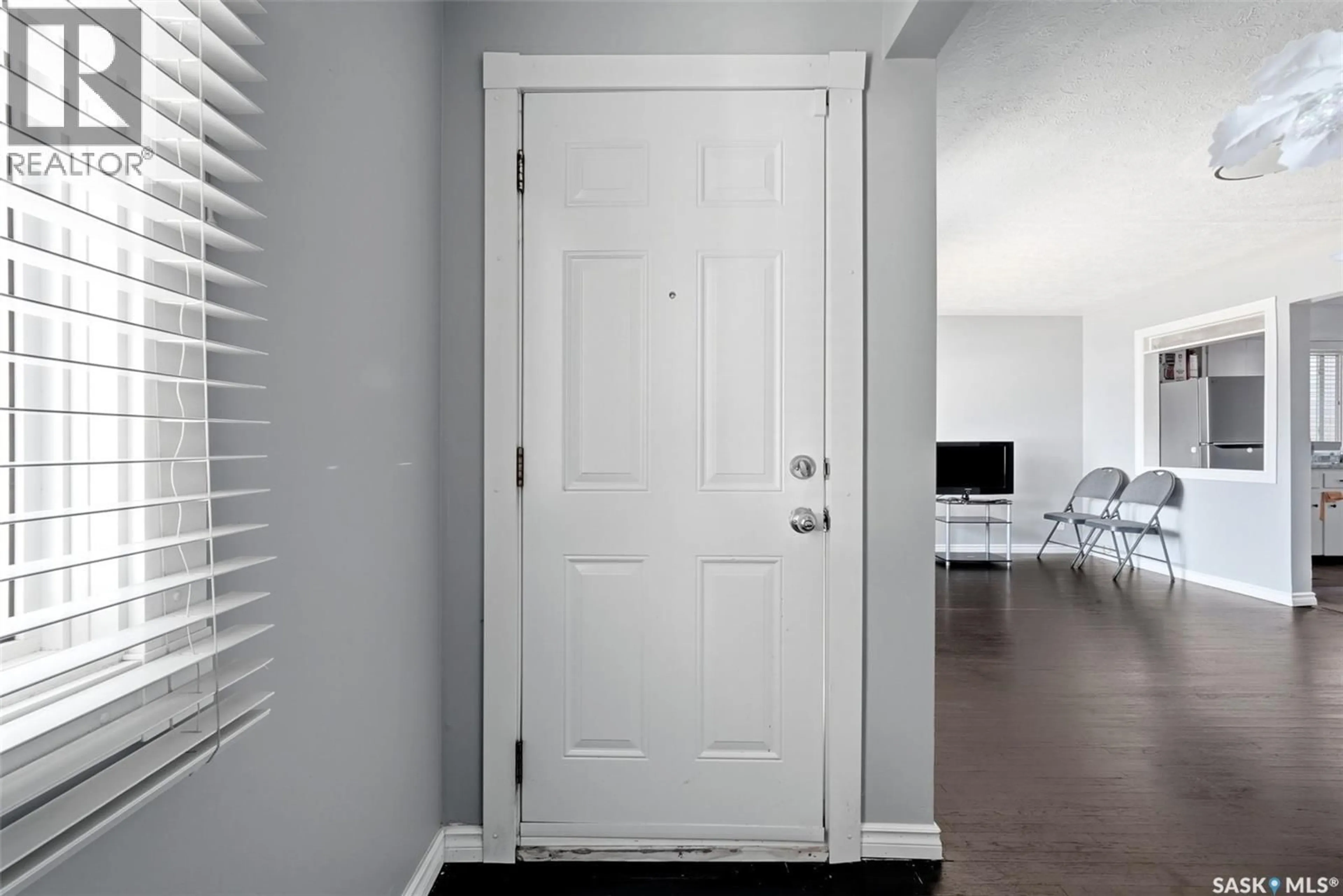 Indoor entryway for 1321 VICTORIA AVENUE, Regina Saskatchewan S4P0P2