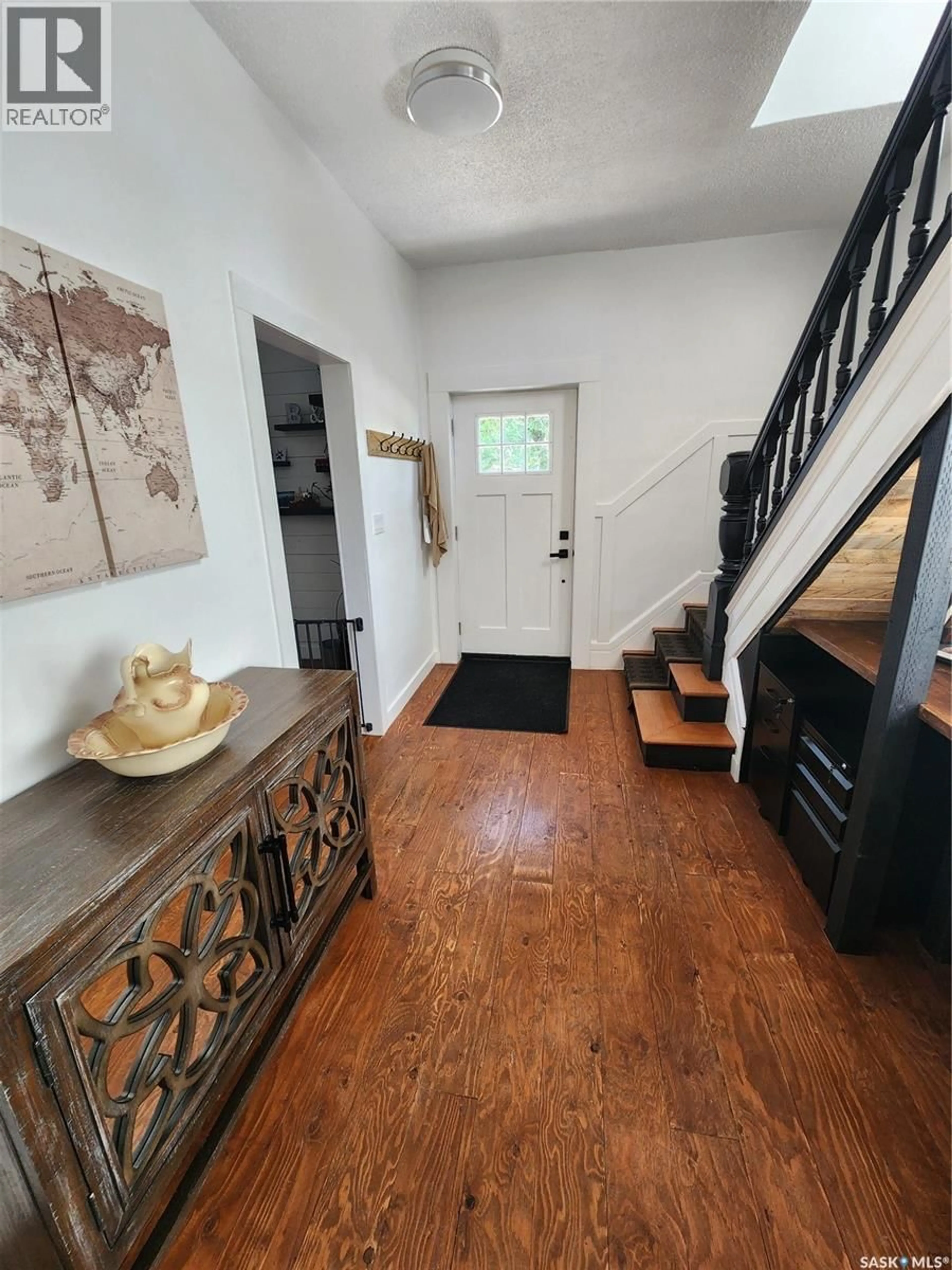 Indoor entryway for 1401 3RD STREET, Estevan Saskatchewan S4A0S3
