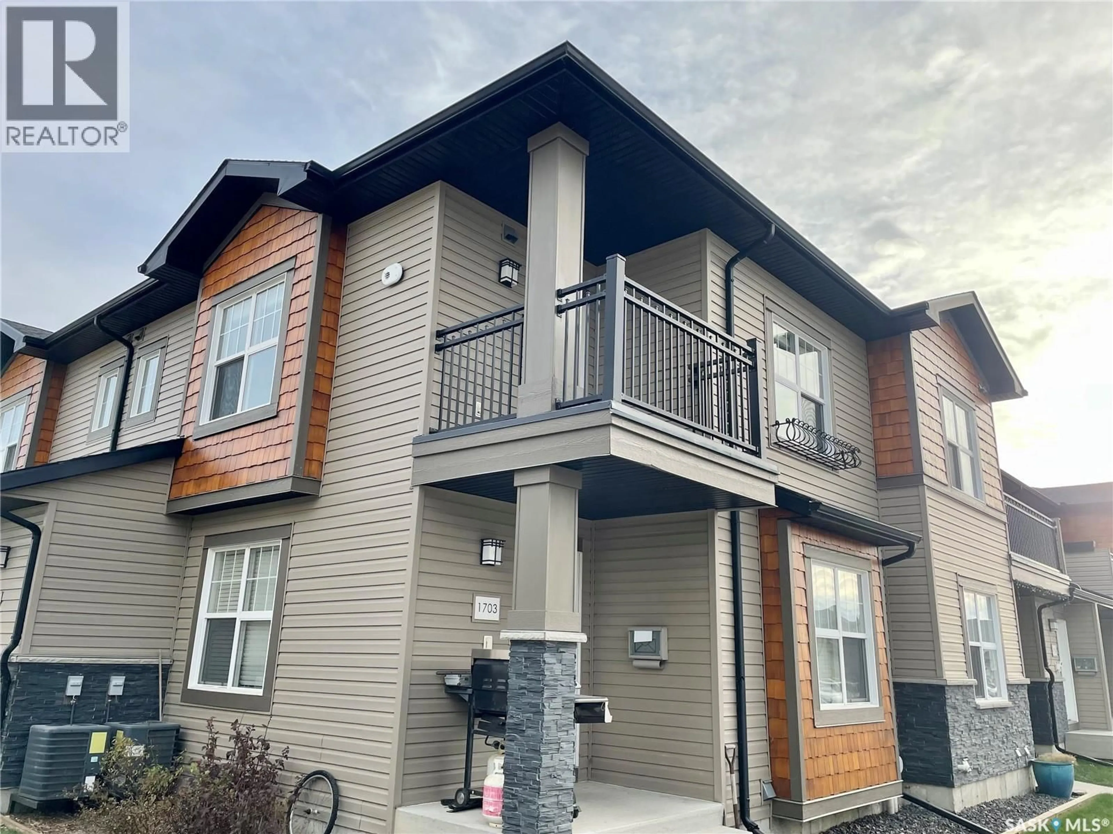 Home with vinyl exterior material, building for 1015 - 1704 PATRICK CRESCENT, Saskatoon Saskatchewan S7W0M1