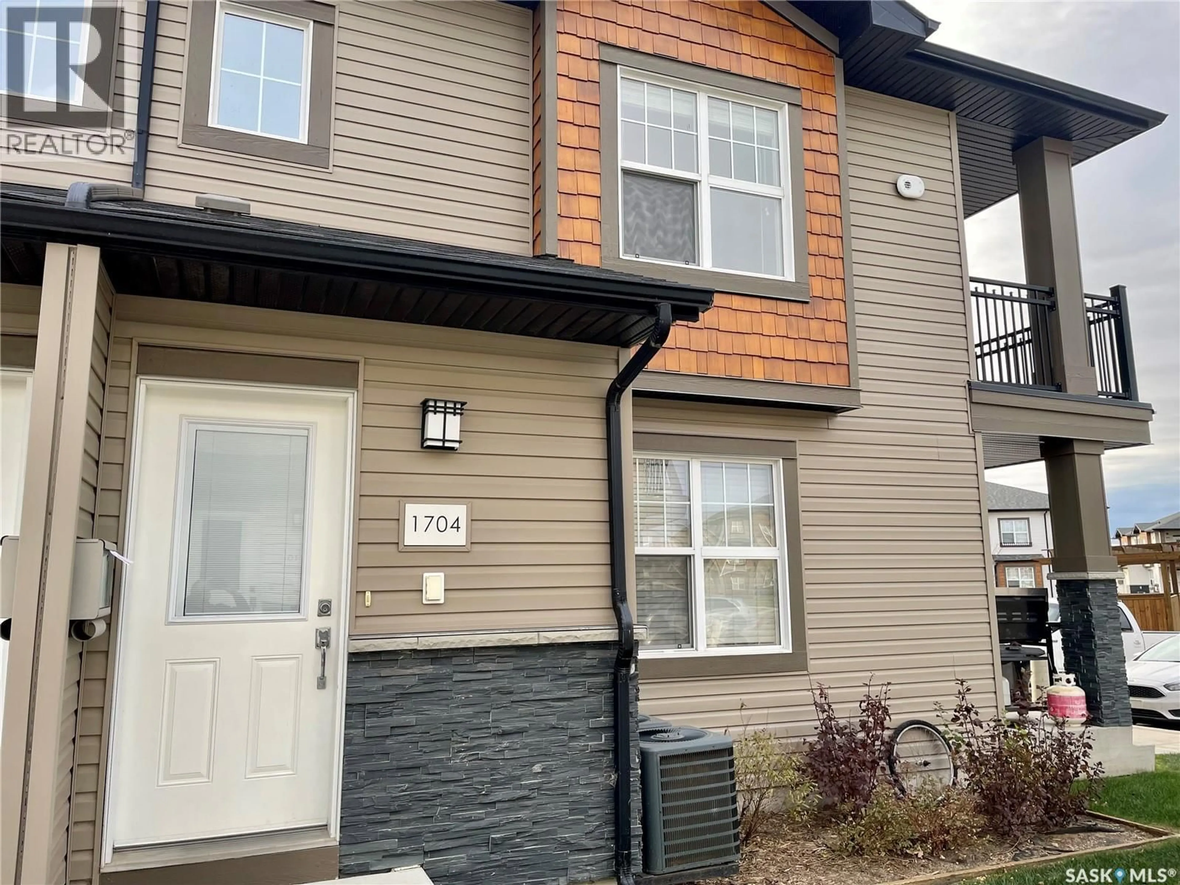 Home with vinyl exterior material, street for 1015 - 1704 PATRICK CRESCENT, Saskatoon Saskatchewan S7W0M1