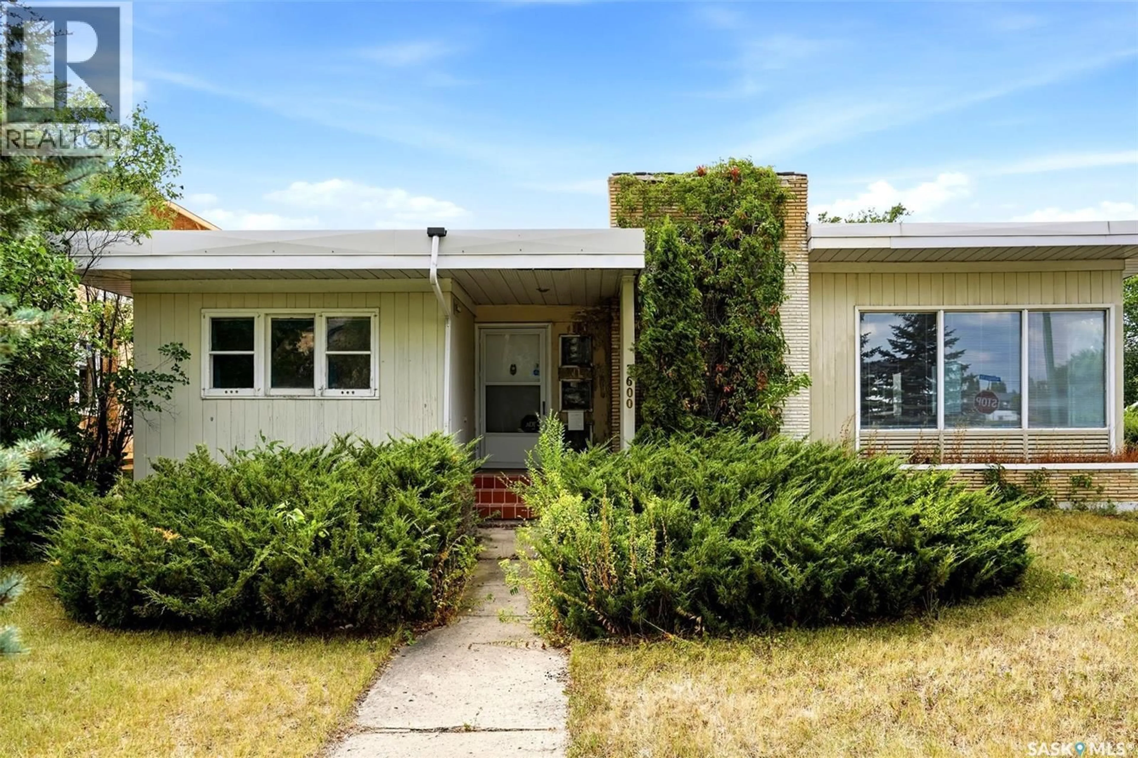 Home with vinyl exterior material, street for 3600 ALBERT STREET, Regina Saskatchewan S4S3P6