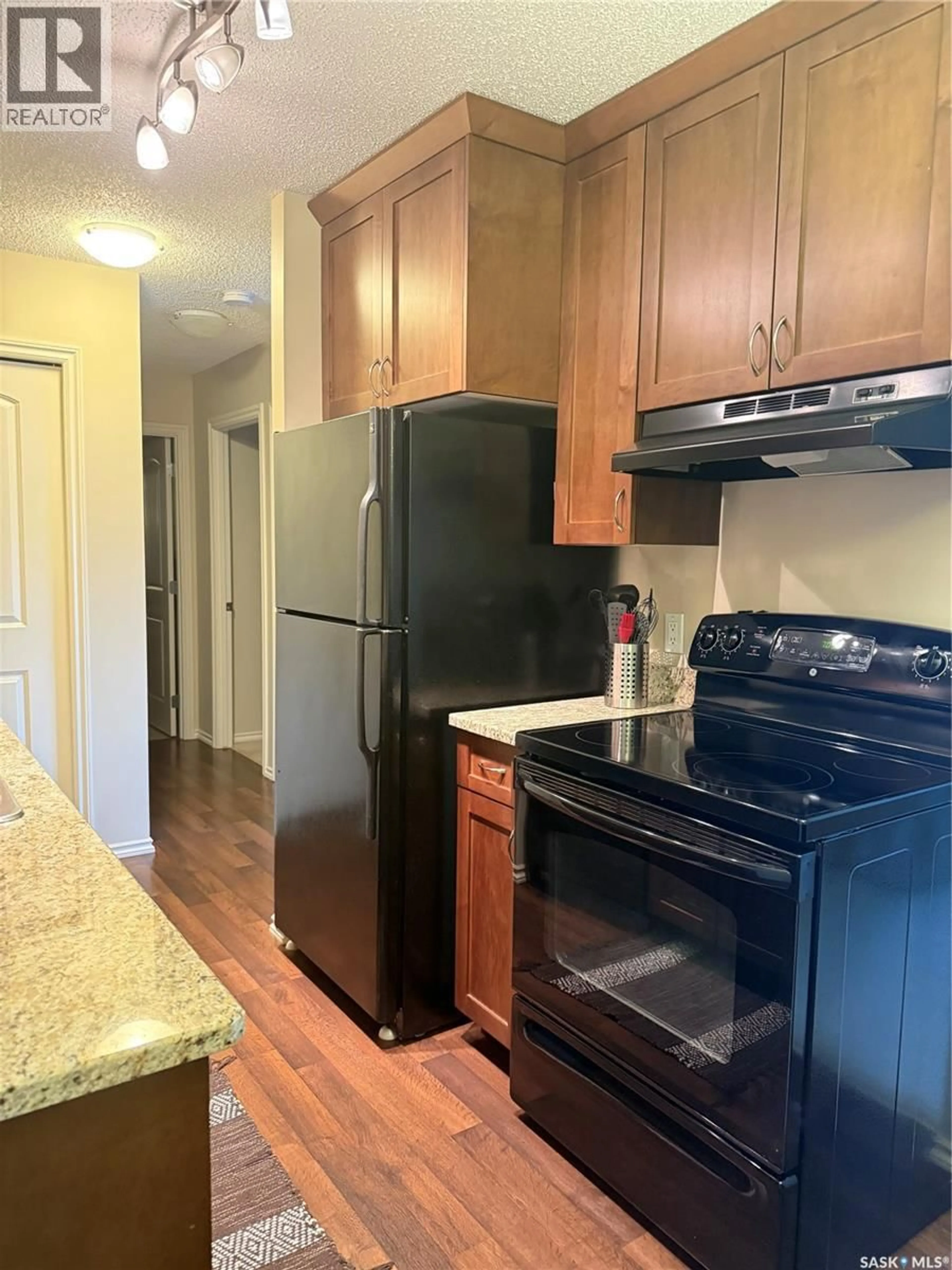 Standard kitchen, wood/laminate floor for 305 258 PINEHOUSE PLACE, Lawson Saskatchewan S7K4X1