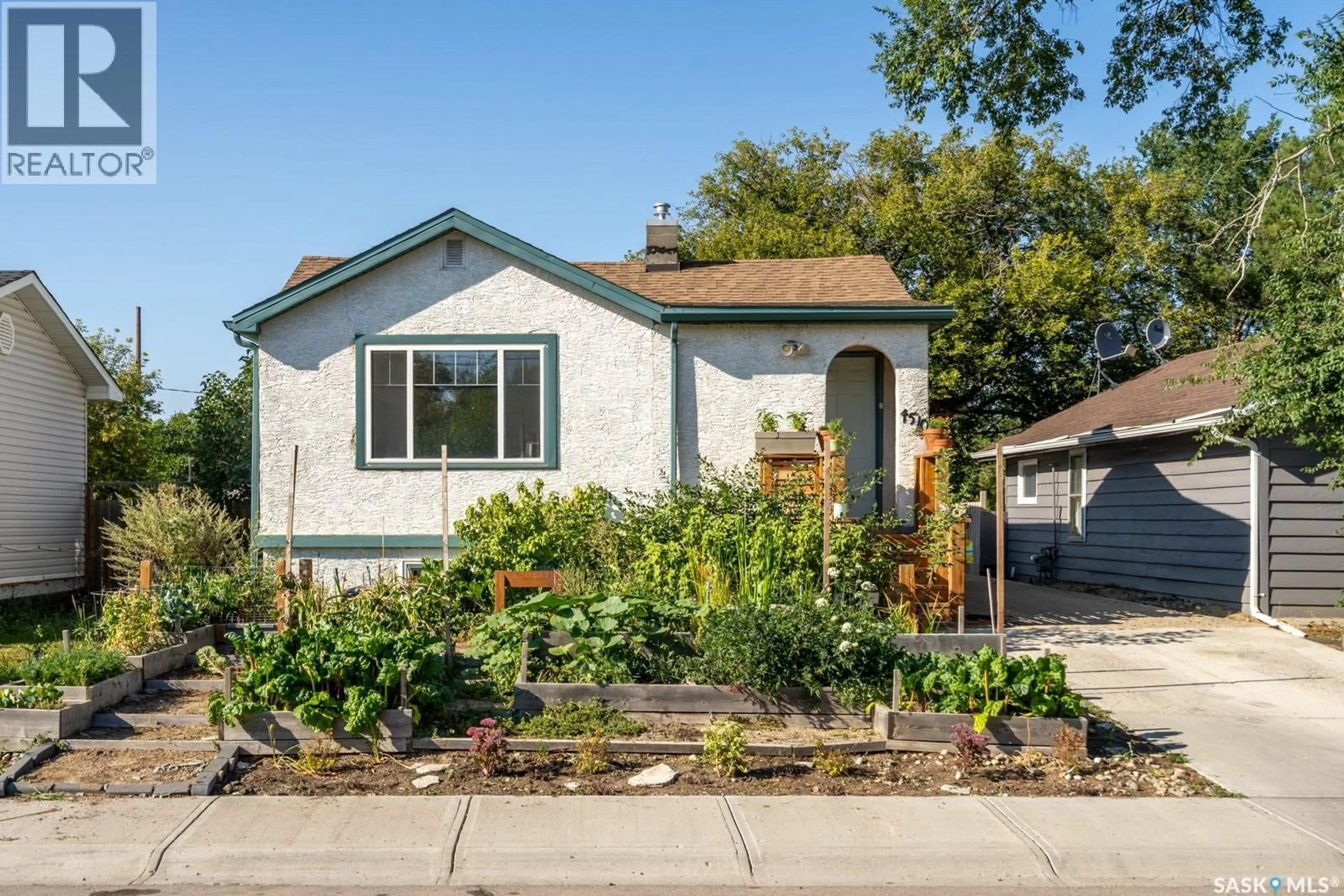 Home with vinyl exterior material, street for 4510 2ND AVENUE, Regina Saskatchewan S4R0Y4
