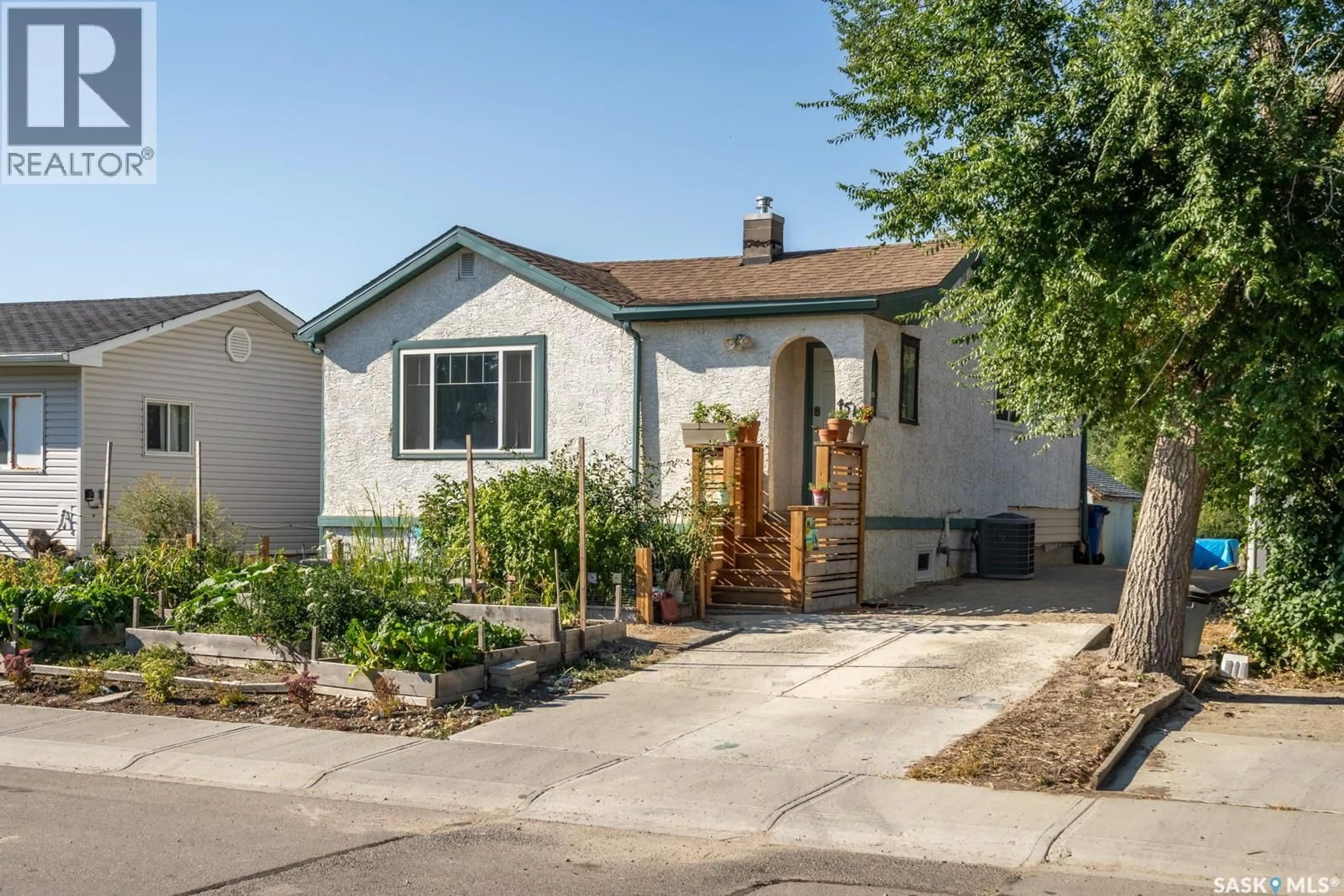 Home with vinyl exterior material, street for 4510 2ND AVENUE, Regina Saskatchewan S4R0Y4