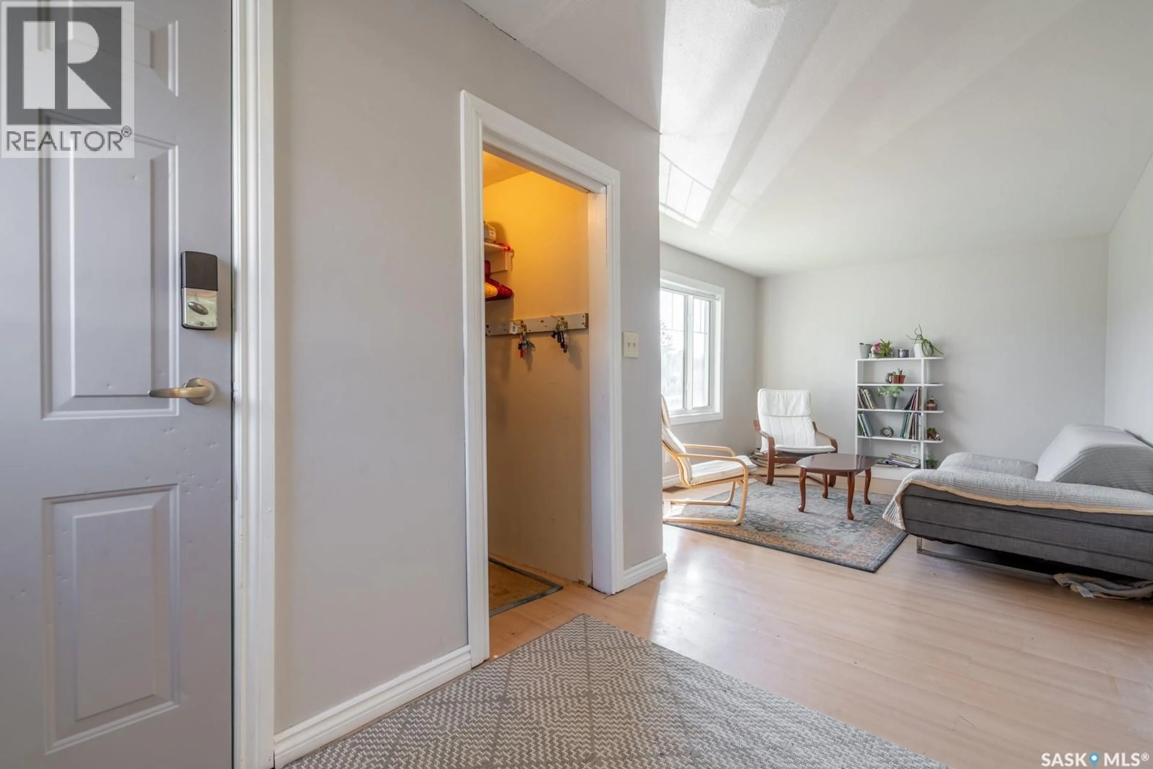 Indoor entryway for 4510 2ND AVENUE, Regina Saskatchewan S4R0Y4