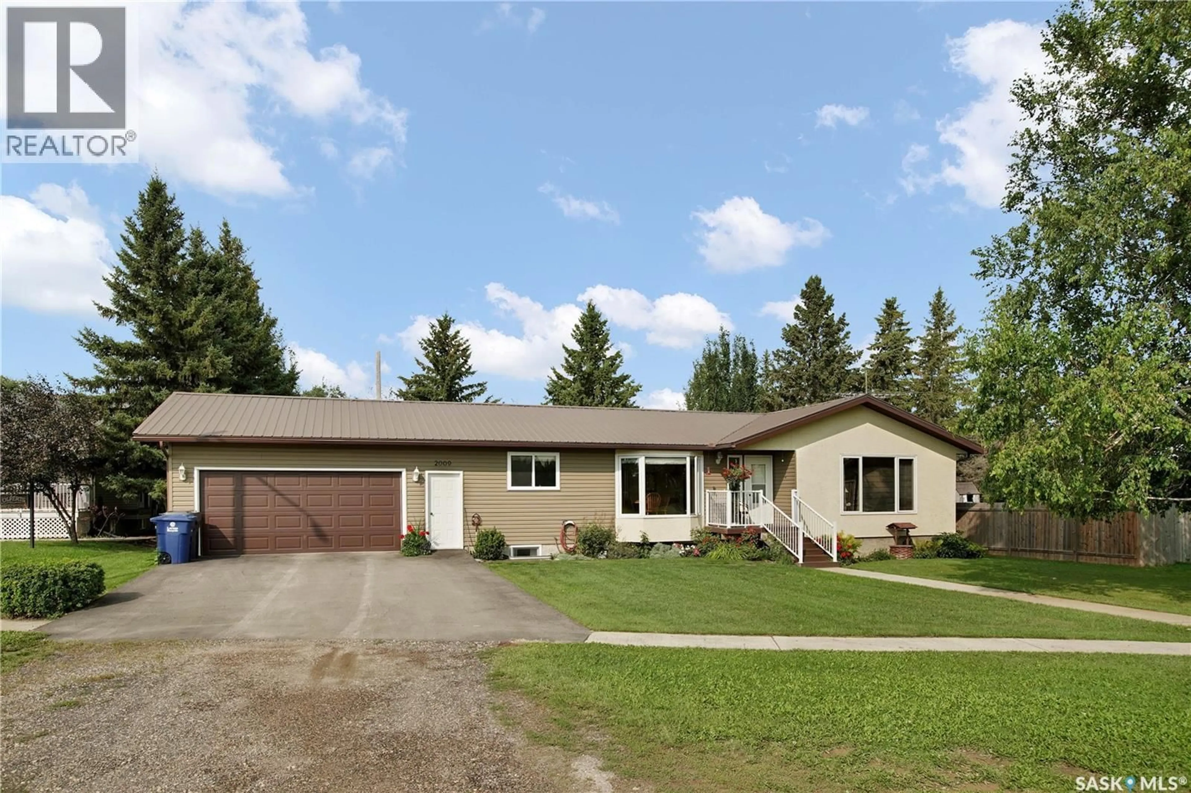 Home with vinyl exterior material, street for 2009 RAILWAY AVENUE, Laird Saskatchewan S0K2H0
