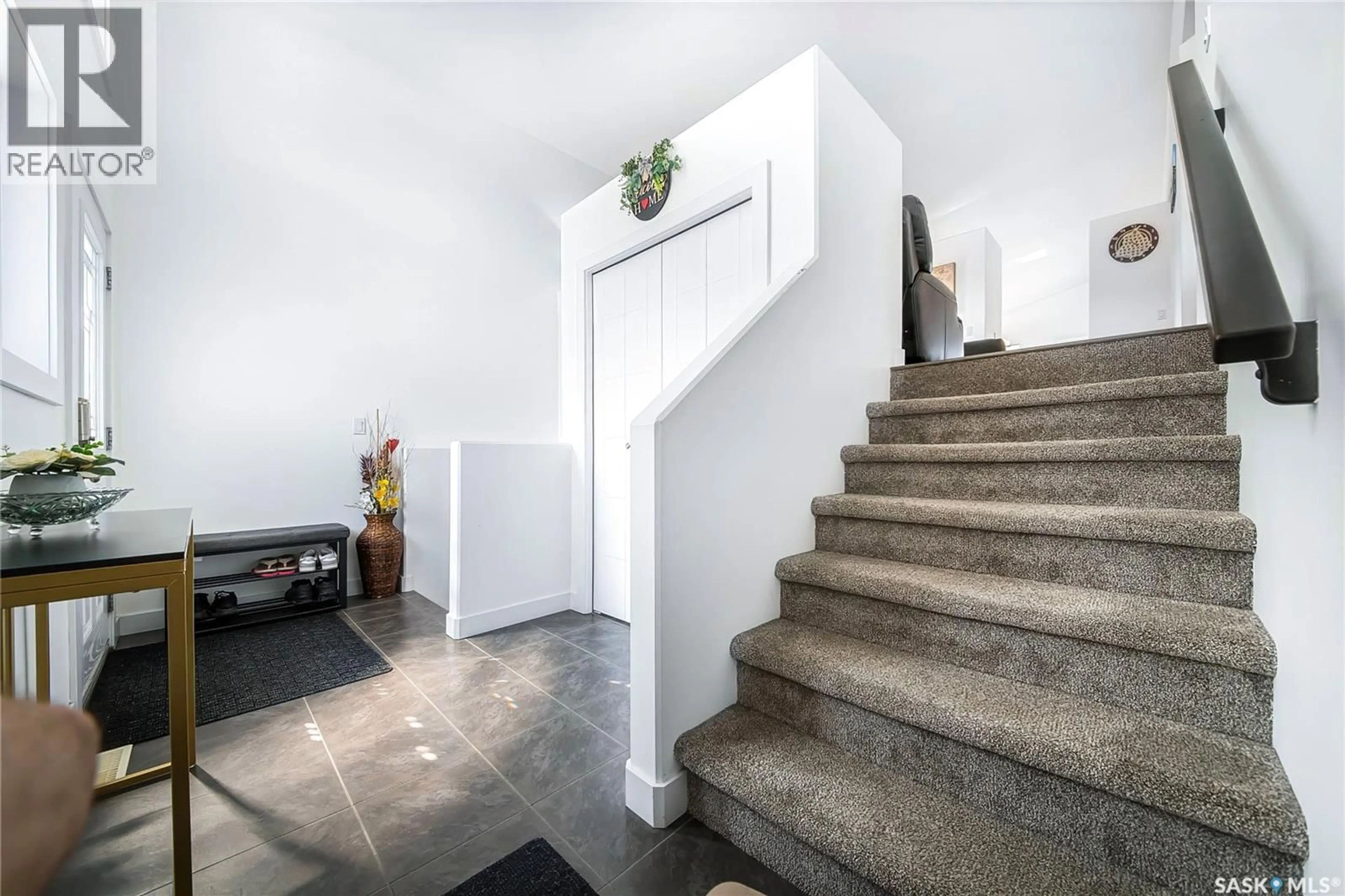 Indoor foyer for 439 LABINE CRESCENT, Saskatoon Saskatchewan S7L5Y5