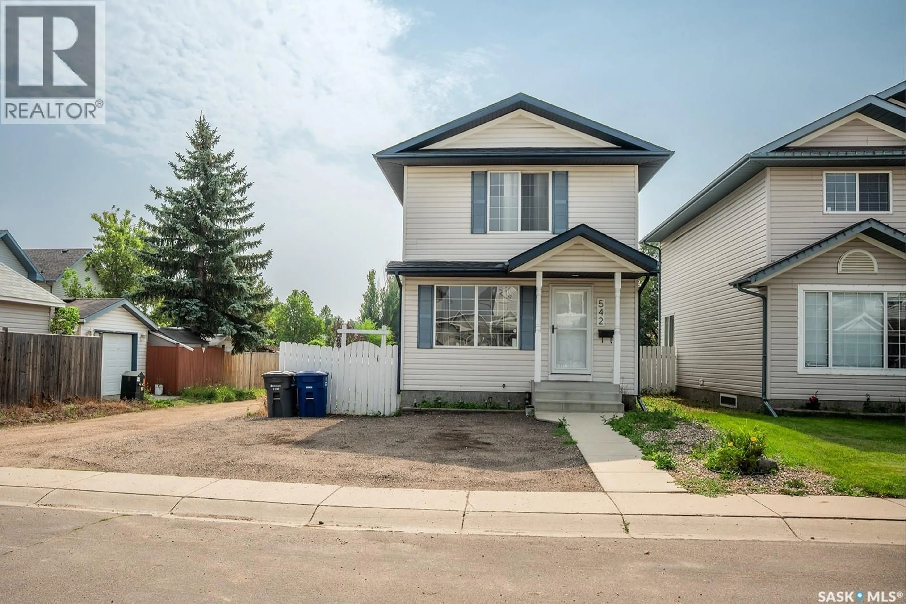 Home with vinyl exterior material, street for 542 CARTER WAY, Saskatoon Saskatchewan S7L7J1