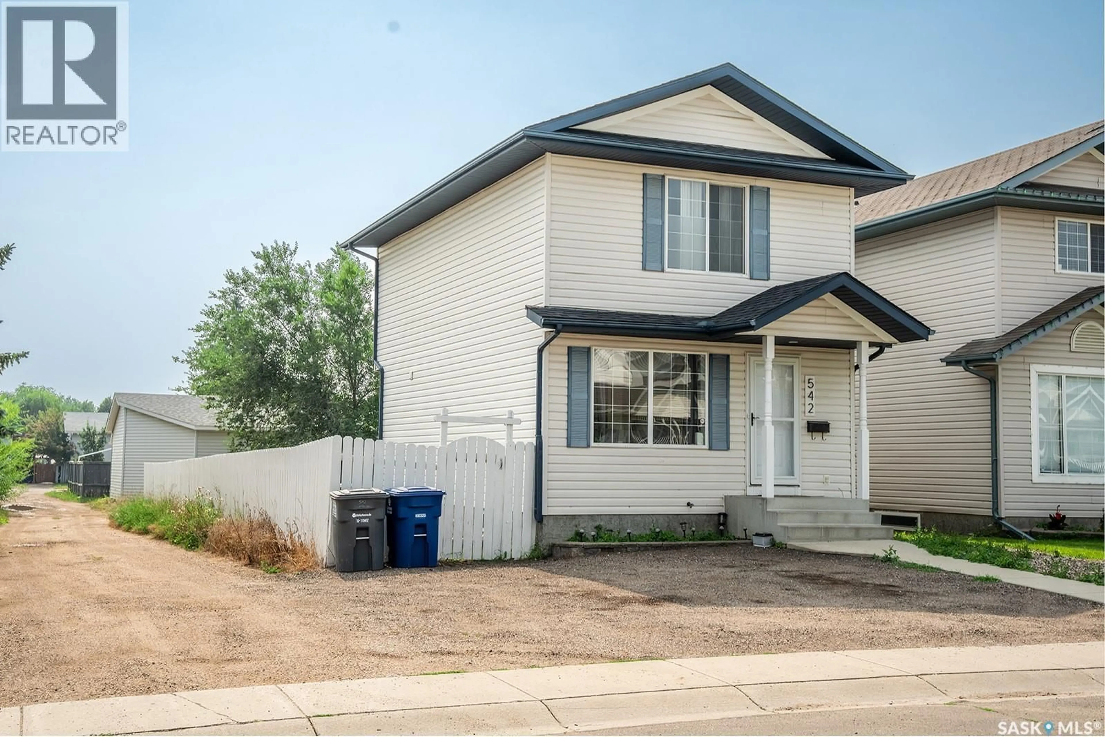 Home with vinyl exterior material, street for 542 CARTER WAY, Saskatoon Saskatchewan S7L7J1