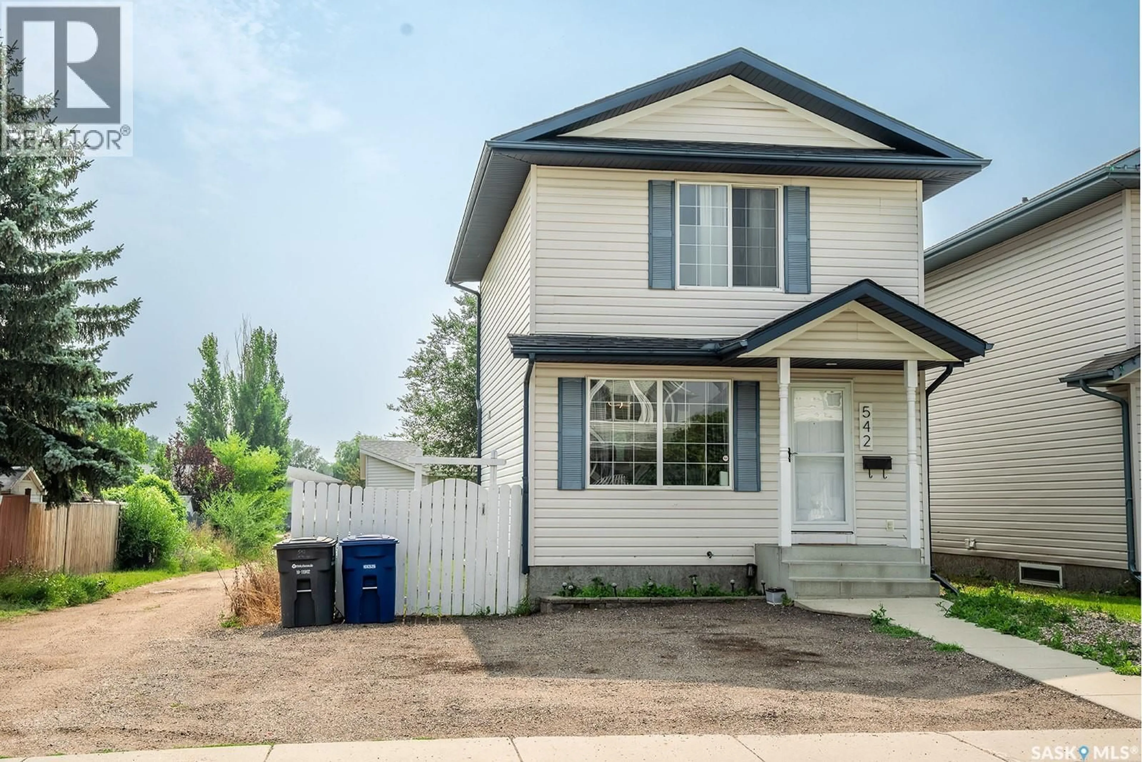 Home with vinyl exterior material, street for 542 CARTER WAY, Saskatoon Saskatchewan S7L7J1