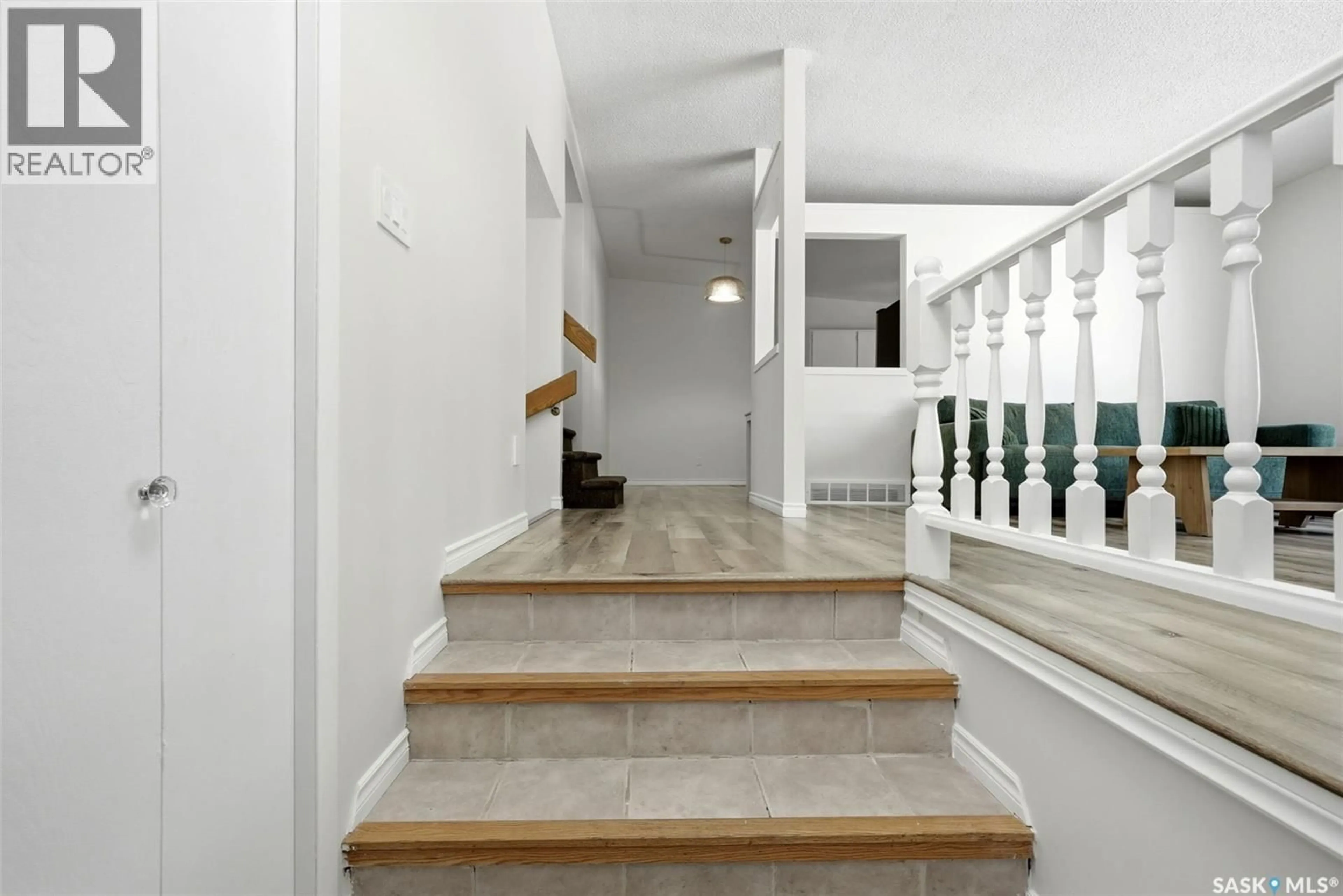 Stairs for 6119 DALGLIESH DRIVE, Regina Saskatchewan S4X2K3