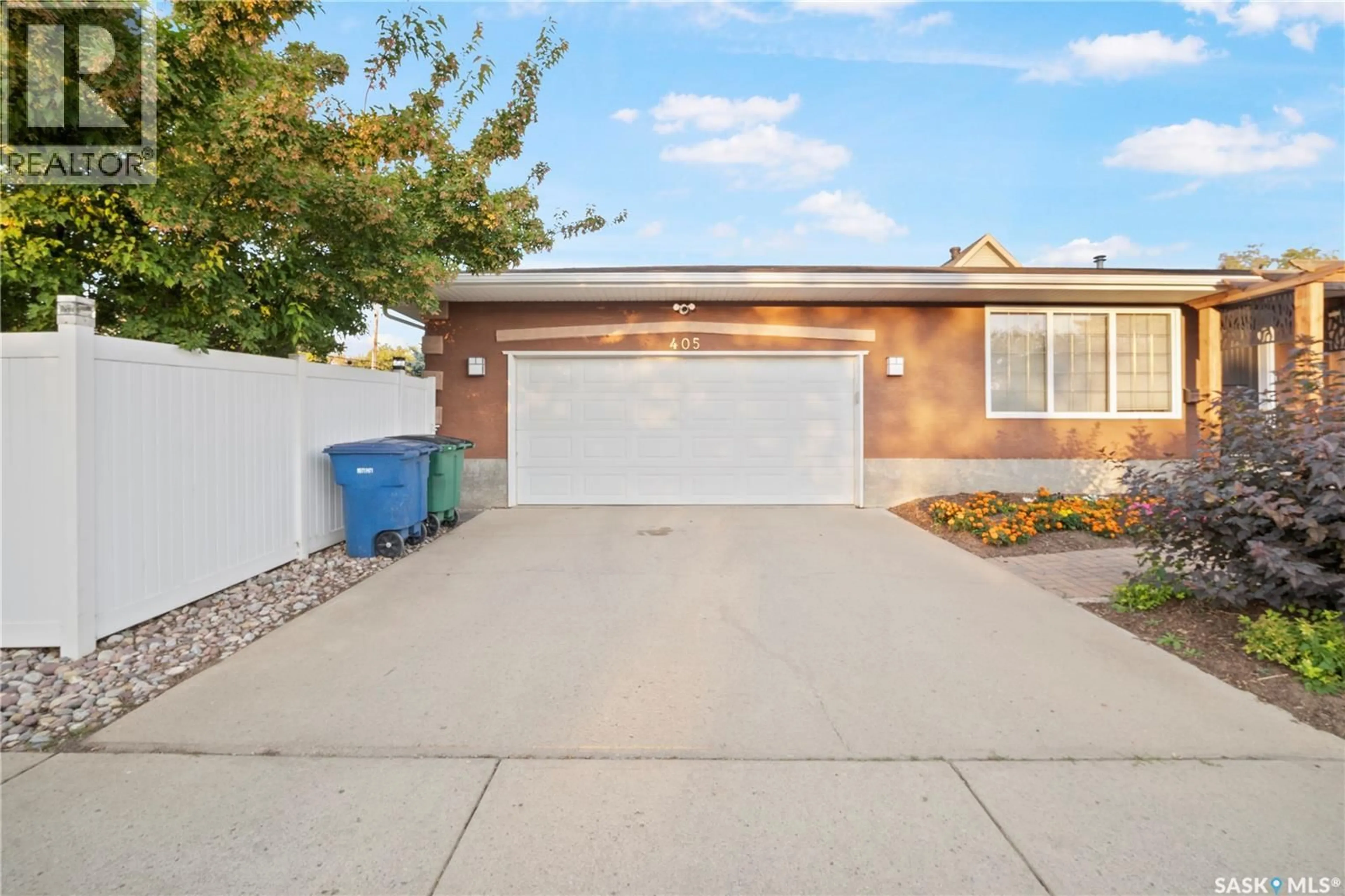 Home with vinyl exterior material, street for 405 4TH AVENUE, Moose Jaw Saskatchewan S6H8B8