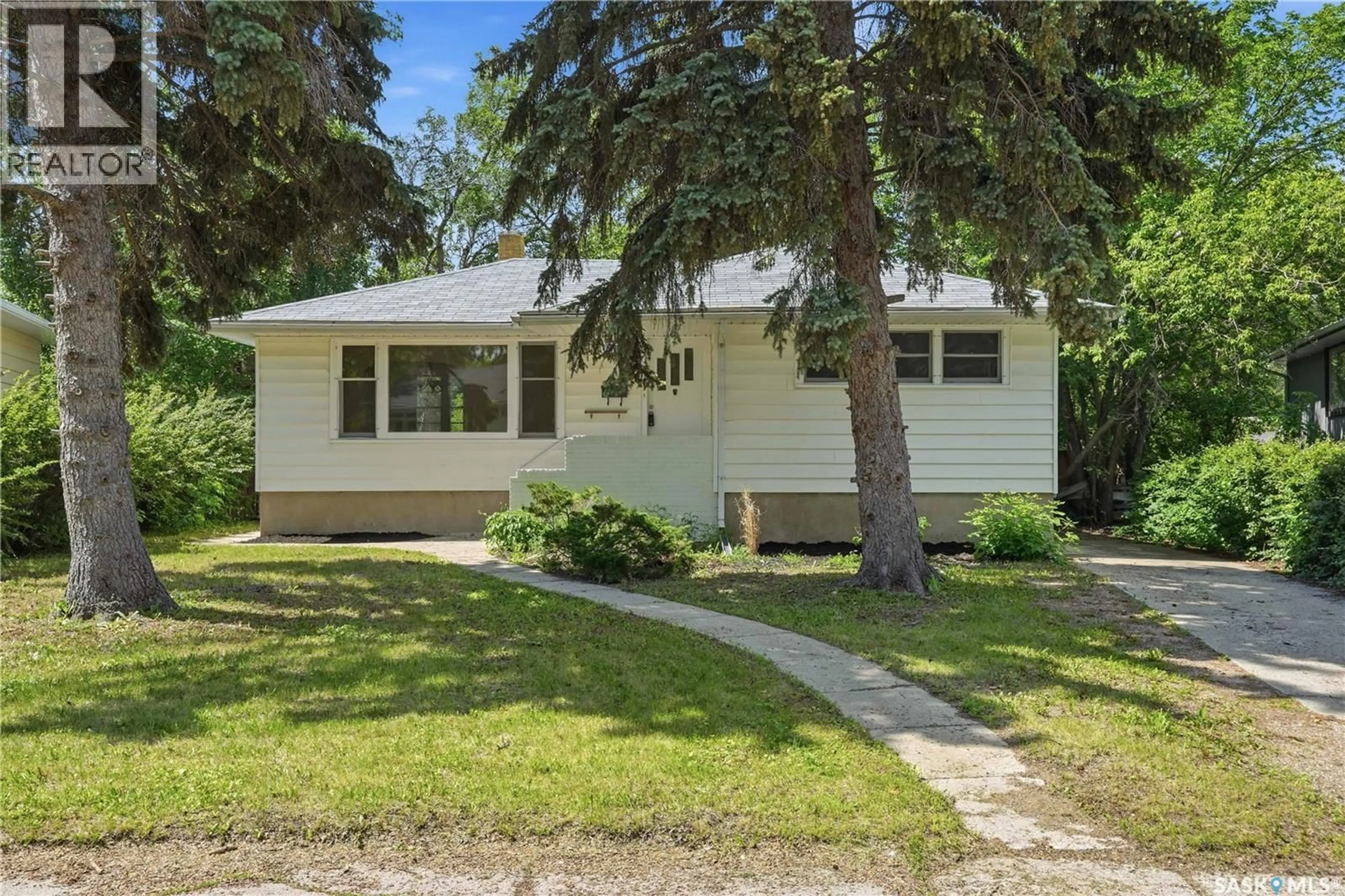 Home with vinyl exterior material, street for 2928 QUEEN STREET, Regina Saskatchewan S4S2E4